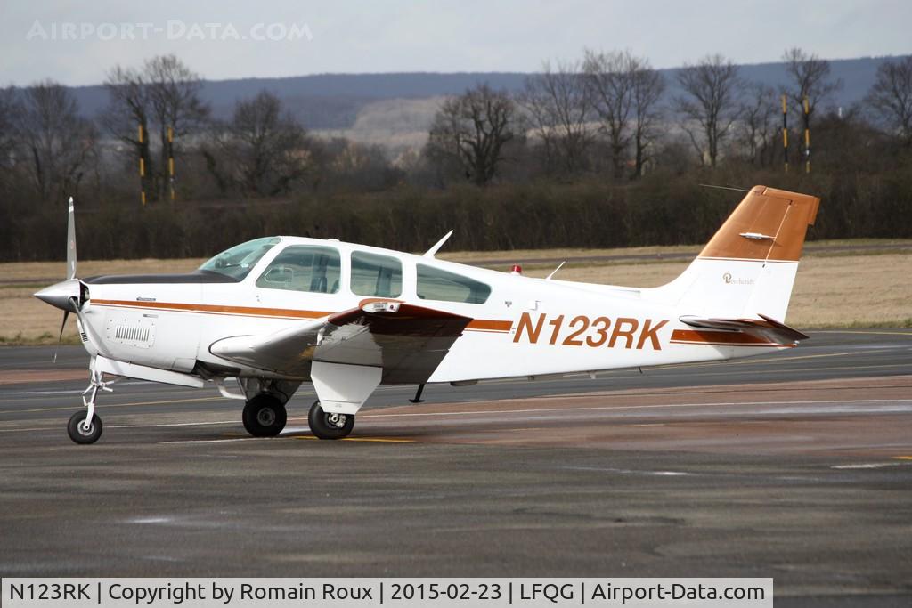 N123RK, Beech F33A Bonanza Bonanza C/N CE-909, Parked