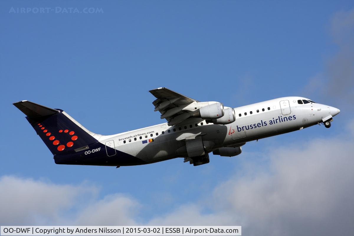 OO-DWF, 1998 British Aerospace Avro 146-RJ100 C/N E3332, Departing runway 12.