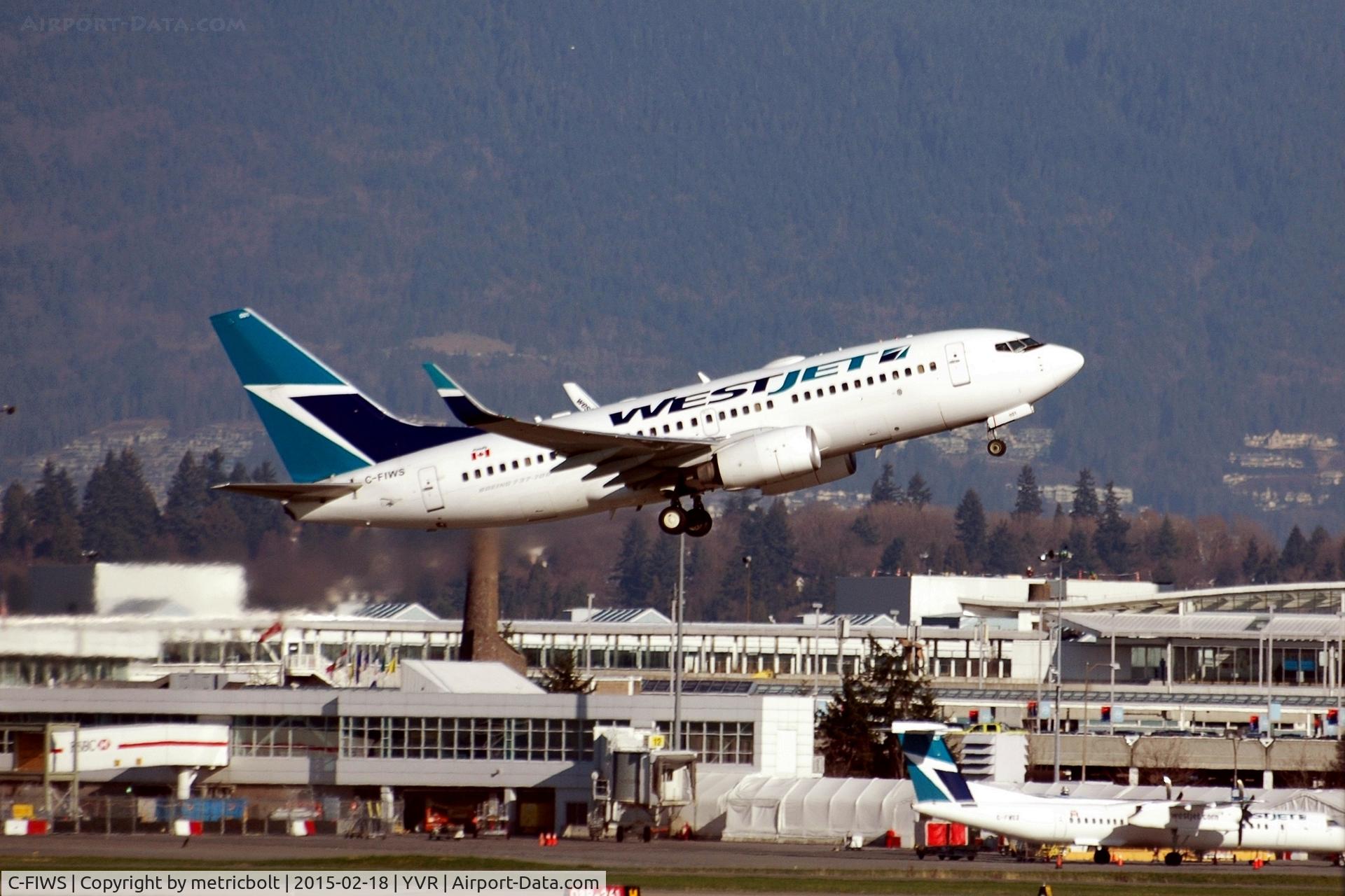 C-FIWS, 2001 Boeing 737-76N C/N 32404, Departure from YVR