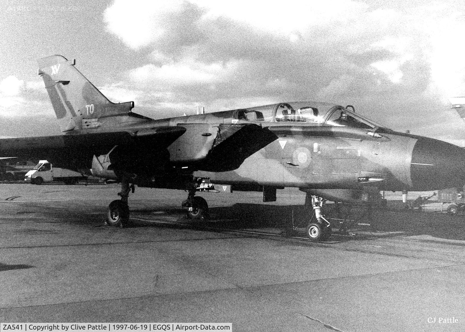 ZA541, 1981 Panavia Tornado GR.4 C/N 048/BT014/3025, On the ramp at RAF Lossiemouth whilst coded 'TO' with 15 R Sqn RAF