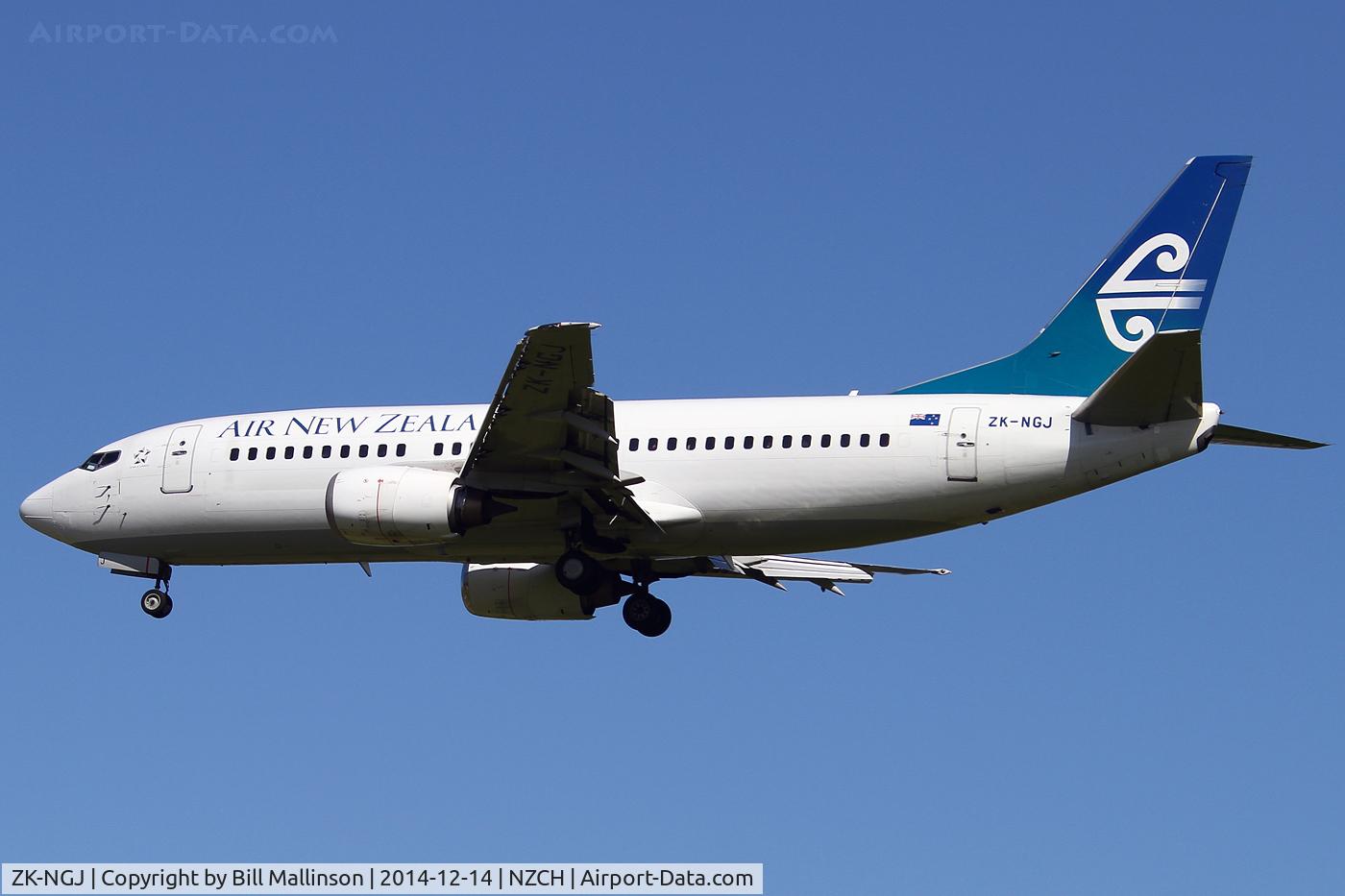 ZK-NGJ, 1999 Boeing 737-319 C/N 25609, finals to 02