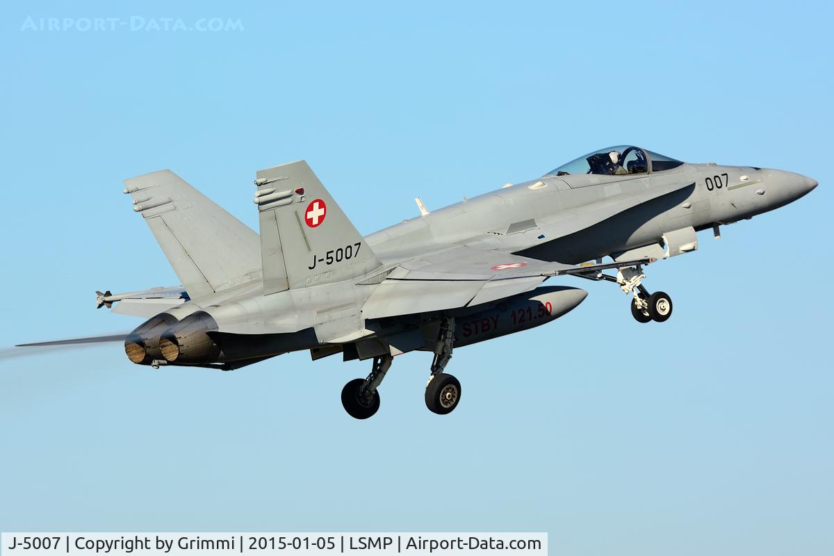 J-5007, McDonnell Douglas F/A-18C Hornet C/N 1335/SFC007, Clear blue sky on 1st day of activity after nearly a month of holidays