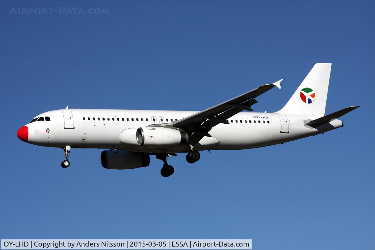 OY-LHD, 1990 Airbus A320-231 C/N 0113, On short final runway 26. From Copenhagen as 	DY3196 for Norwegian.