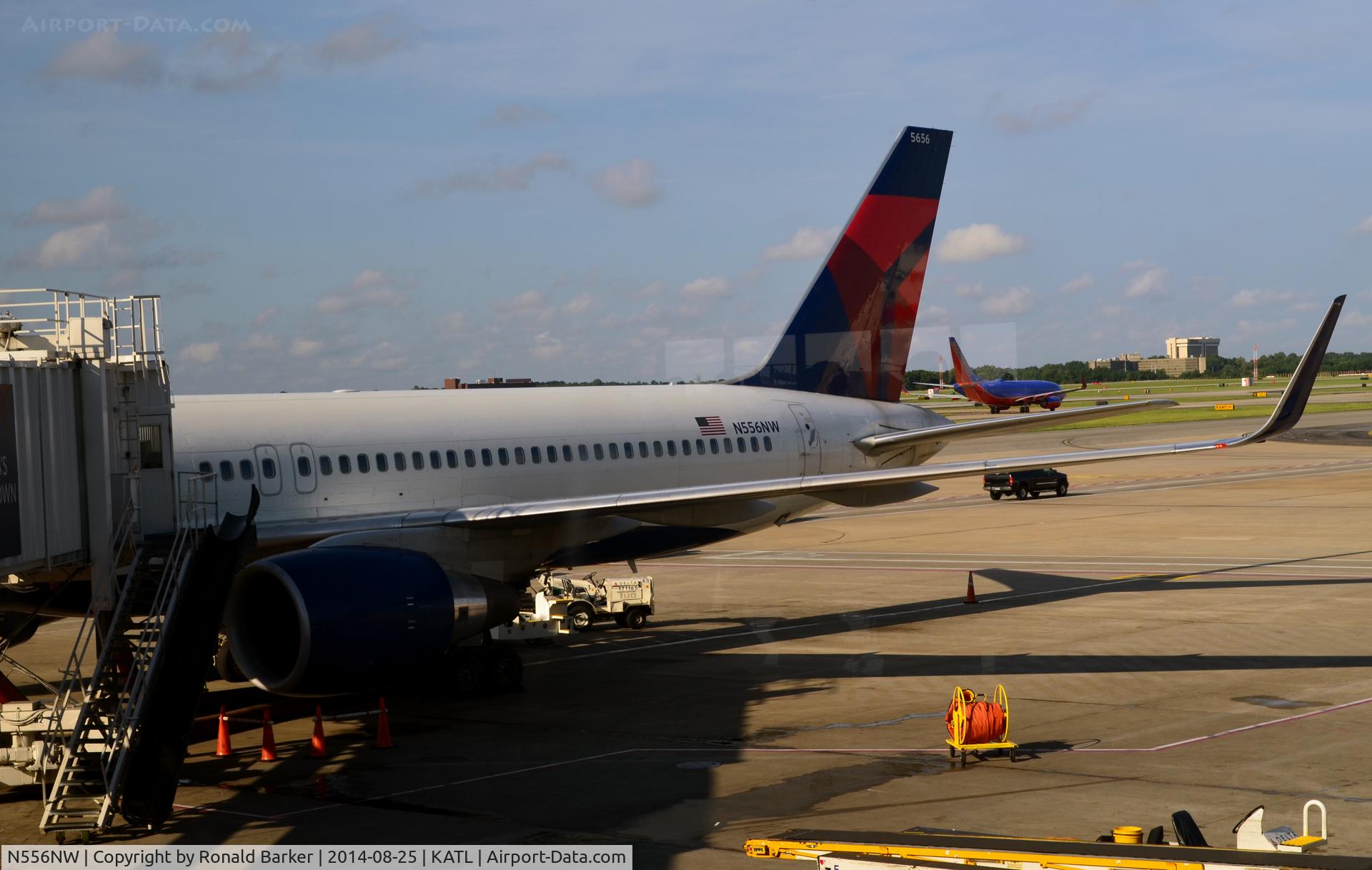 N556NW, 2002 Boeing 757-251 C/N 33392, At the gate Atlanta
