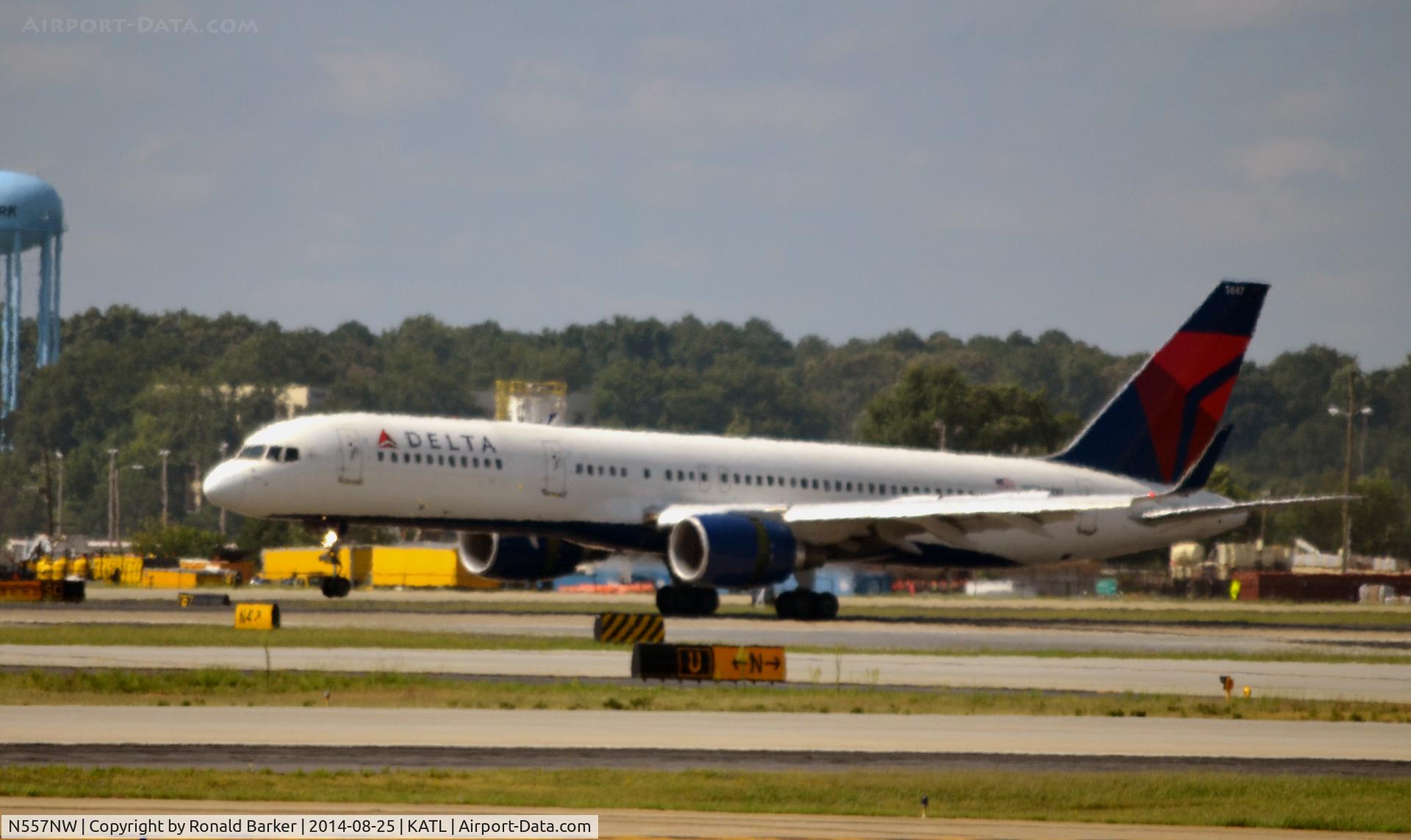 N557NW, 2002 Boeing 757-251 C/N 33393, Landing Atlanta