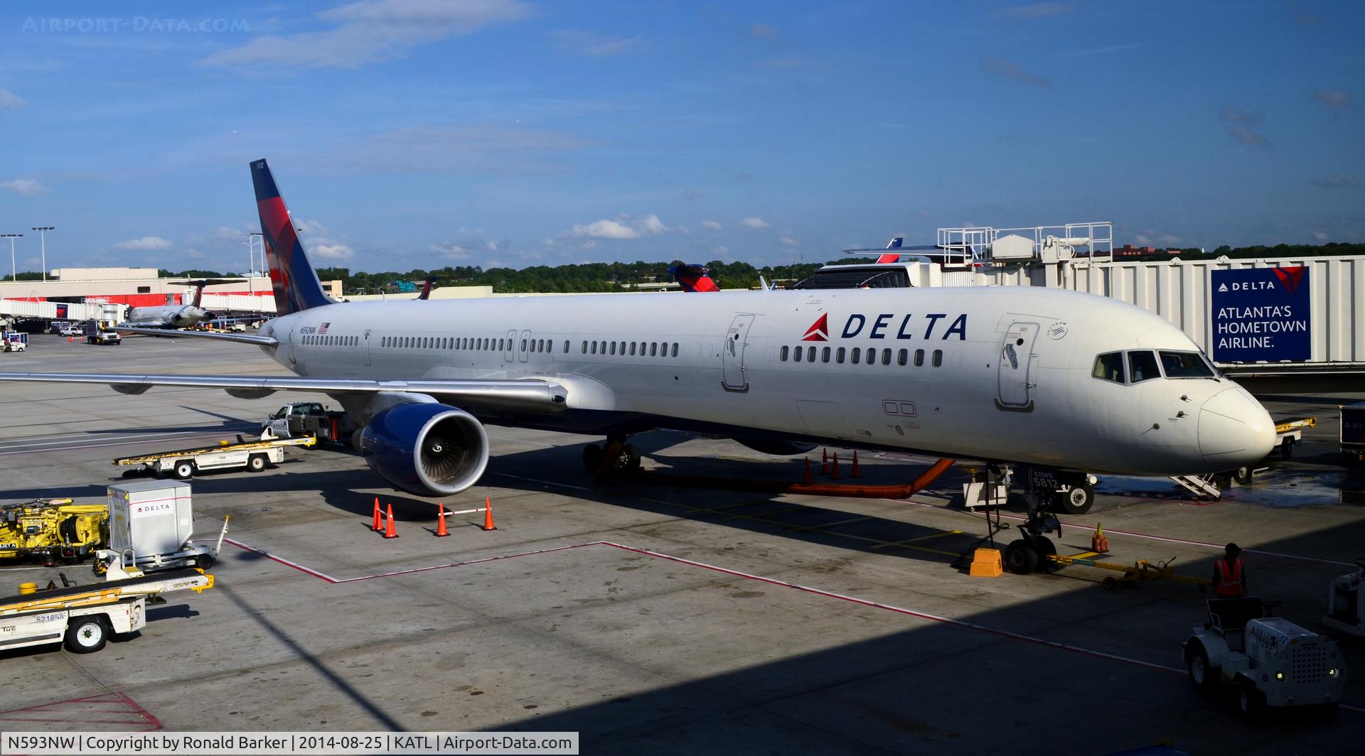 N593NW, 2003 Boeing 757-351 C/N 32993, At the gate Atlanta