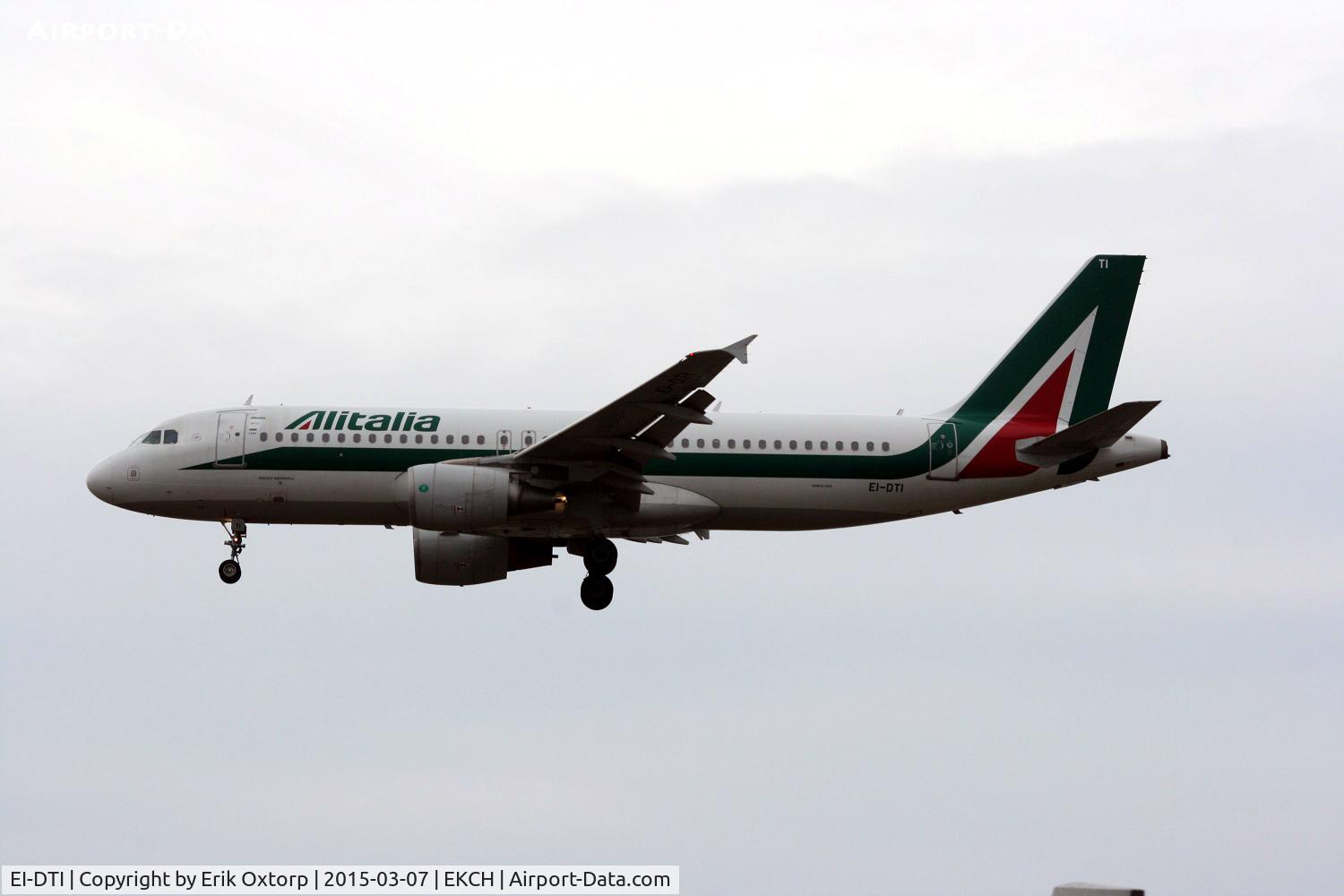 EI-DTI, 2009 Airbus A320-216 C/N 3976, EI-DTI landing rw 22L