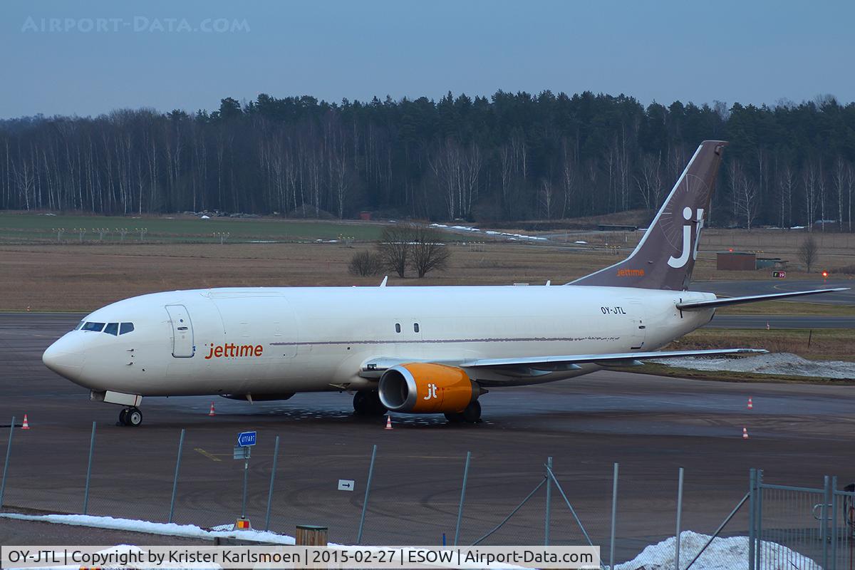 OY-JTL, 1990 Boeing 737-42C C/N 24231, Awaits its daily cargo load.
