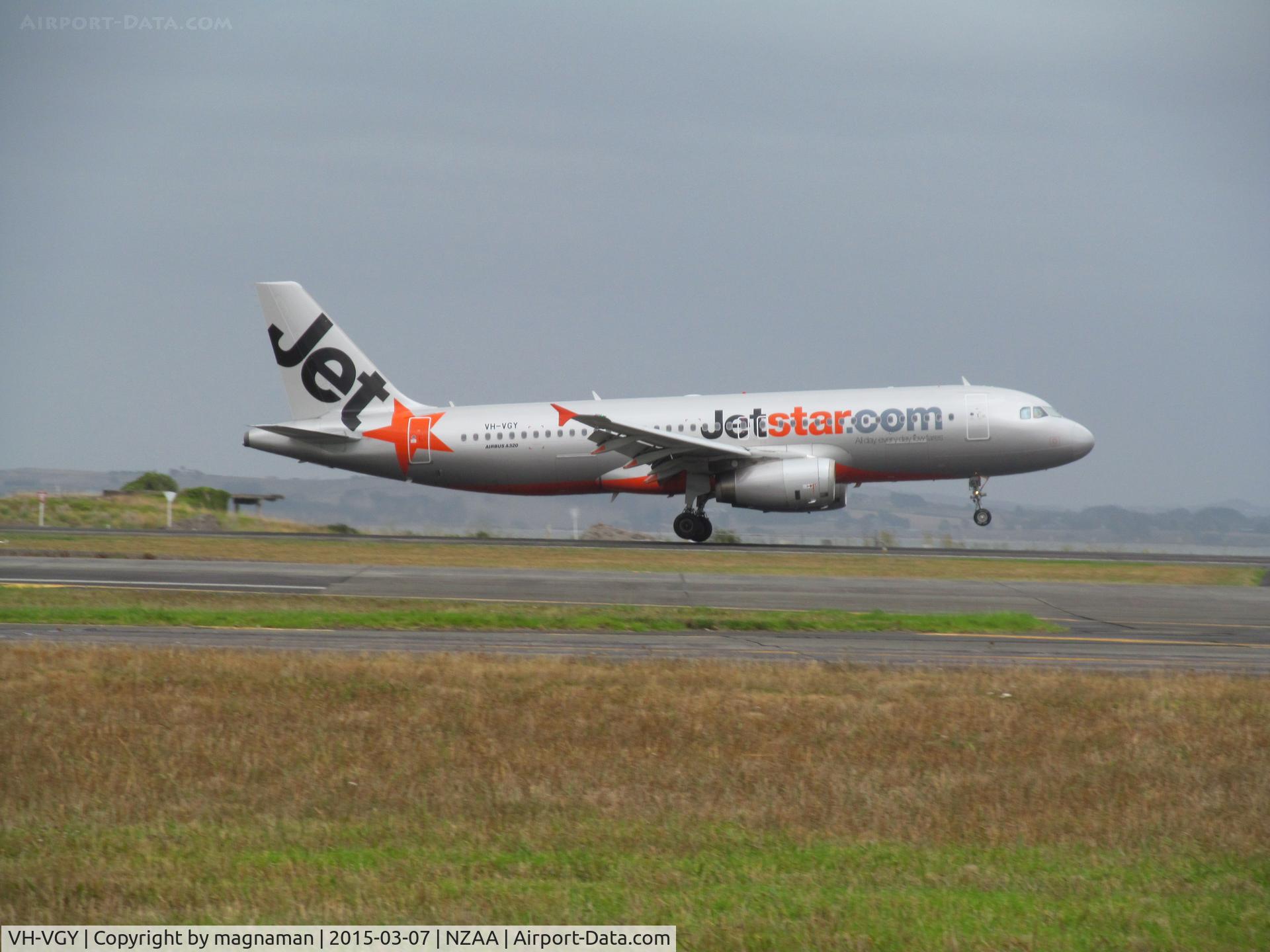 VH-VGY, 2010 Airbus A320-232 C/N 4177, touch down at auckland