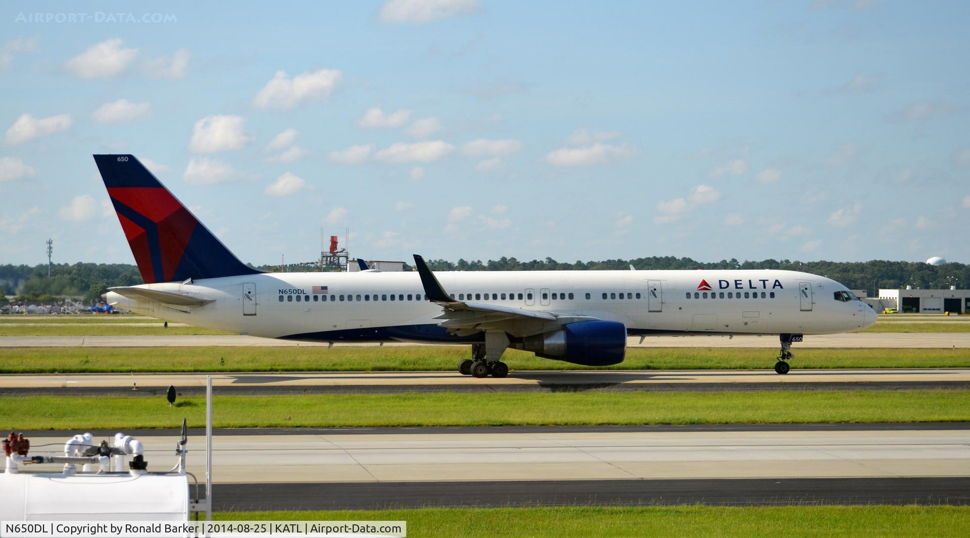 N650DL, 1989 Boeing 757-232 C/N 24390, Taxi Atlanta