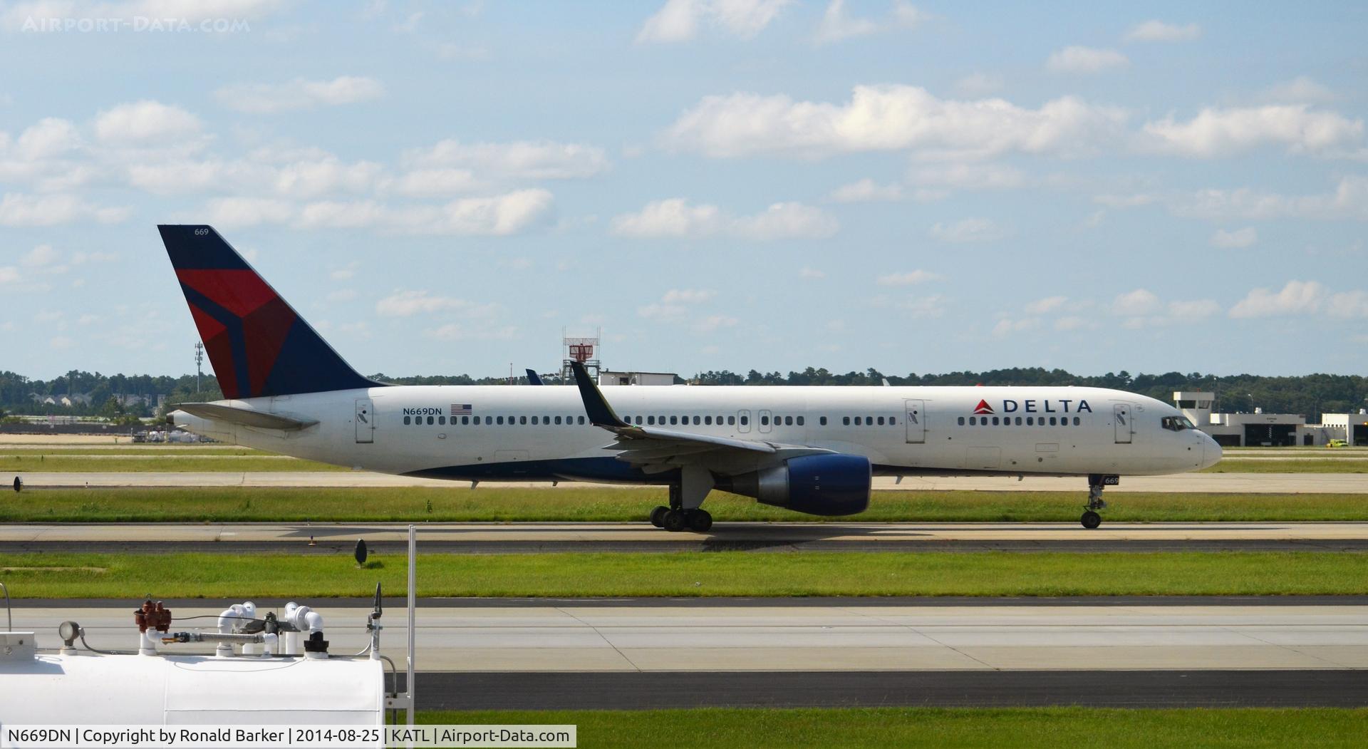 N669DN, 1991 Boeing 757-232 C/N 25142, Taxi Atlanta