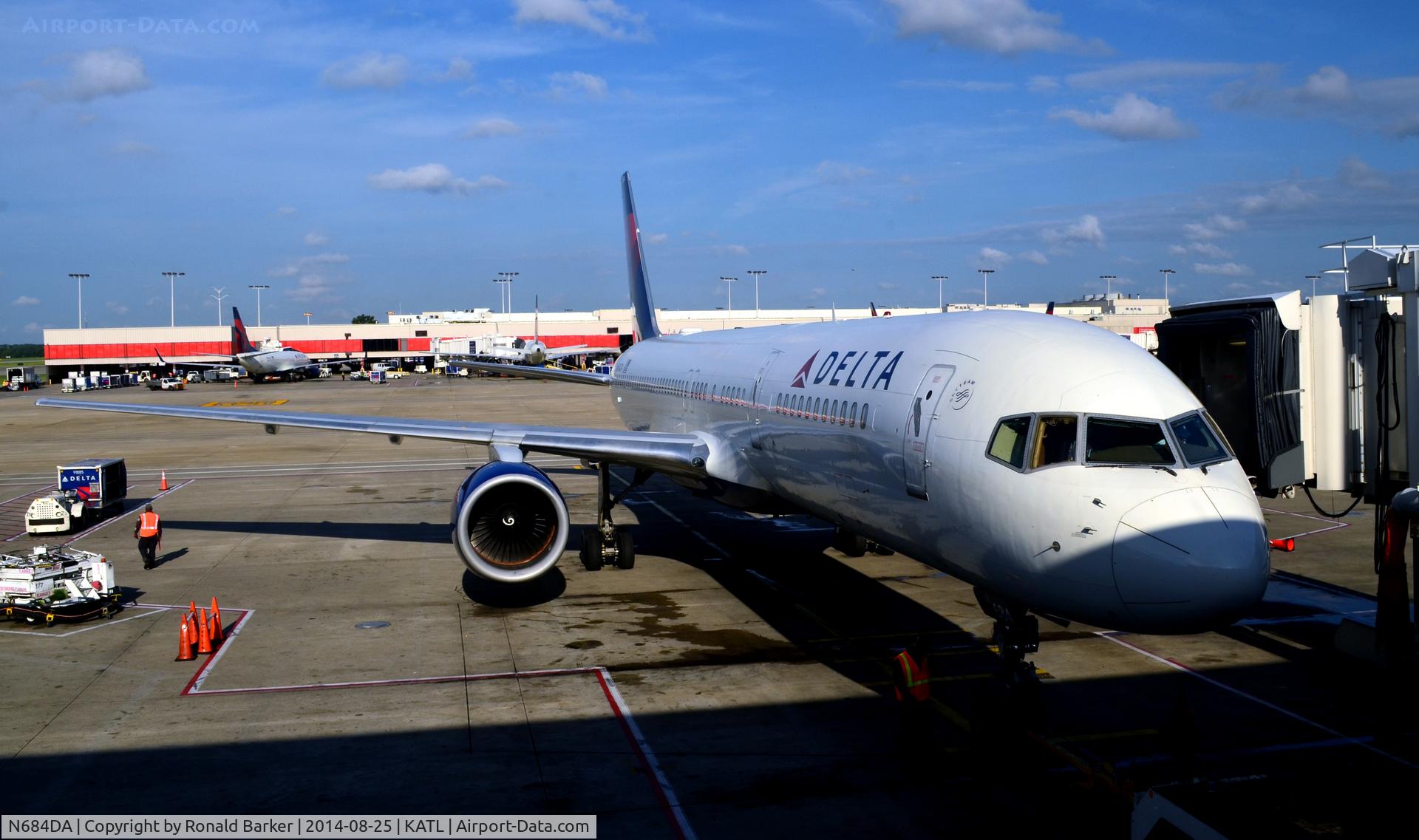 N684DA, 1993 Boeing 757-232 C/N 27104, At the gate Atlanta