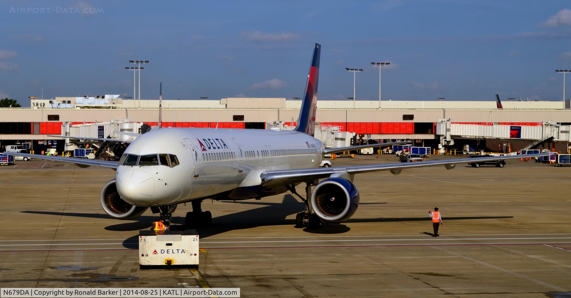 N679DA, 1992 Boeing 757-232 C/N 26955, Pushback Atlanta