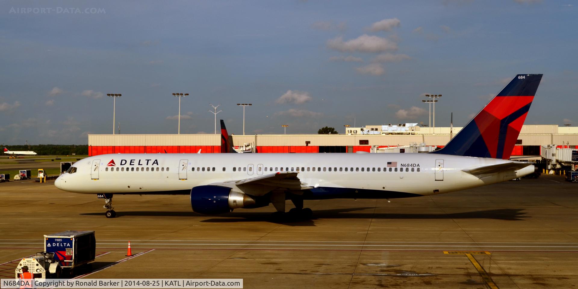 N684DA, 1993 Boeing 757-232 C/N 27104, Taxi Atlanta