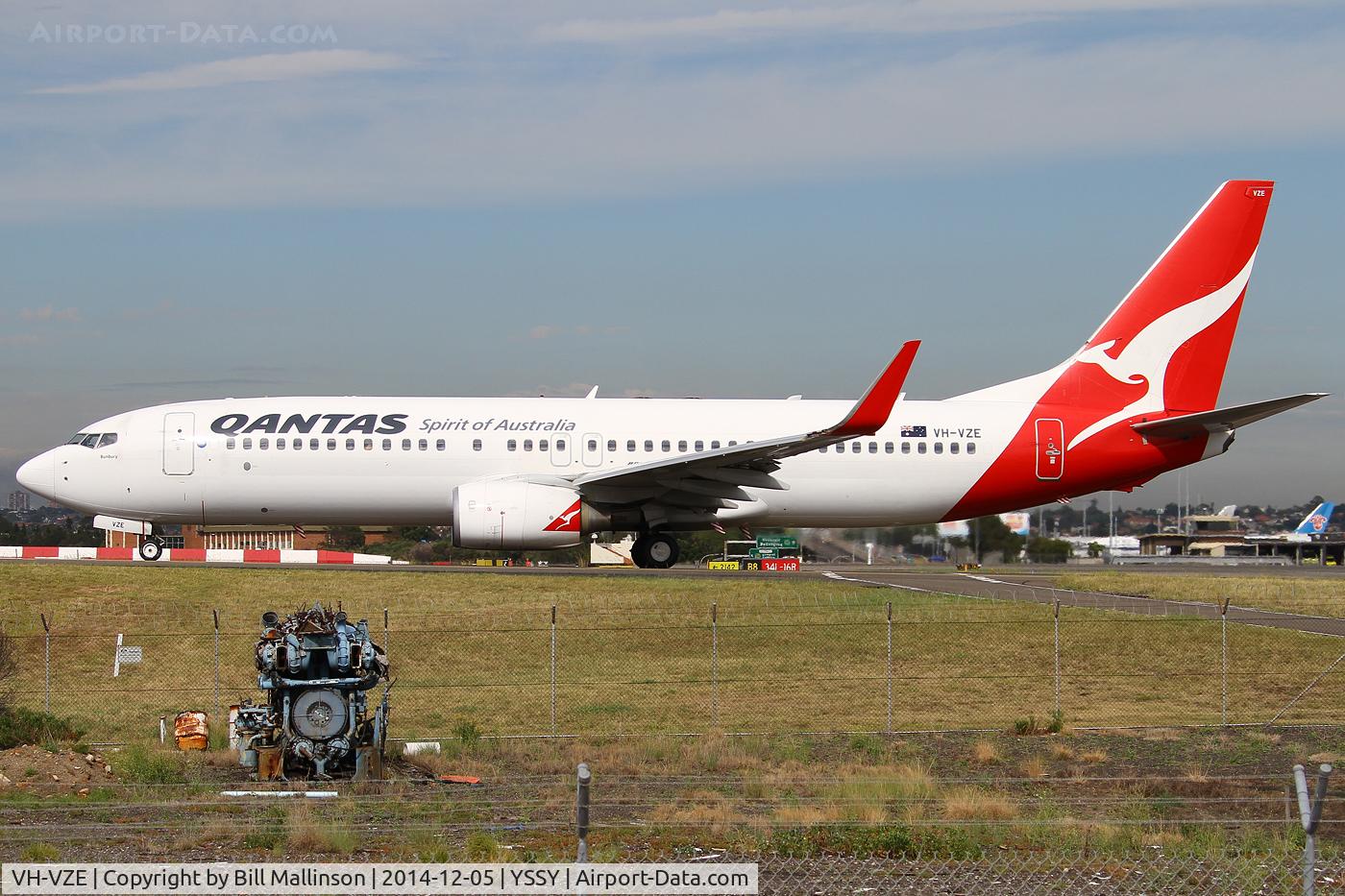 VH-VZE, 2008 Boeing 737-838 C/N 34199, taxiing to 34R