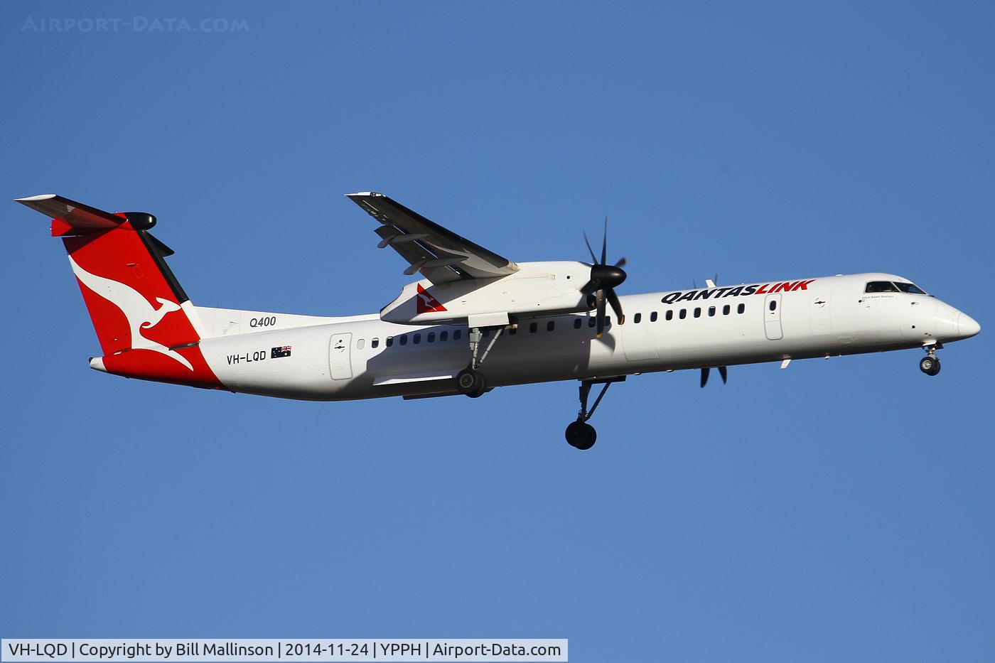 VH-LQD, 2011 De Havilland Canada DHC-8-402Q Dash 8 C/N 4371, finals to 21
