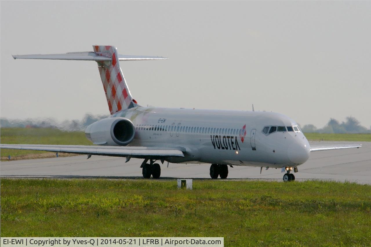EI-EWI, 2003 Boeing 717-2BL C/N 55170, Boeing 717-2BL, Reverse thrust Taxiing to boarding area, Brest-Bretagne Airport (LFRB-BES)