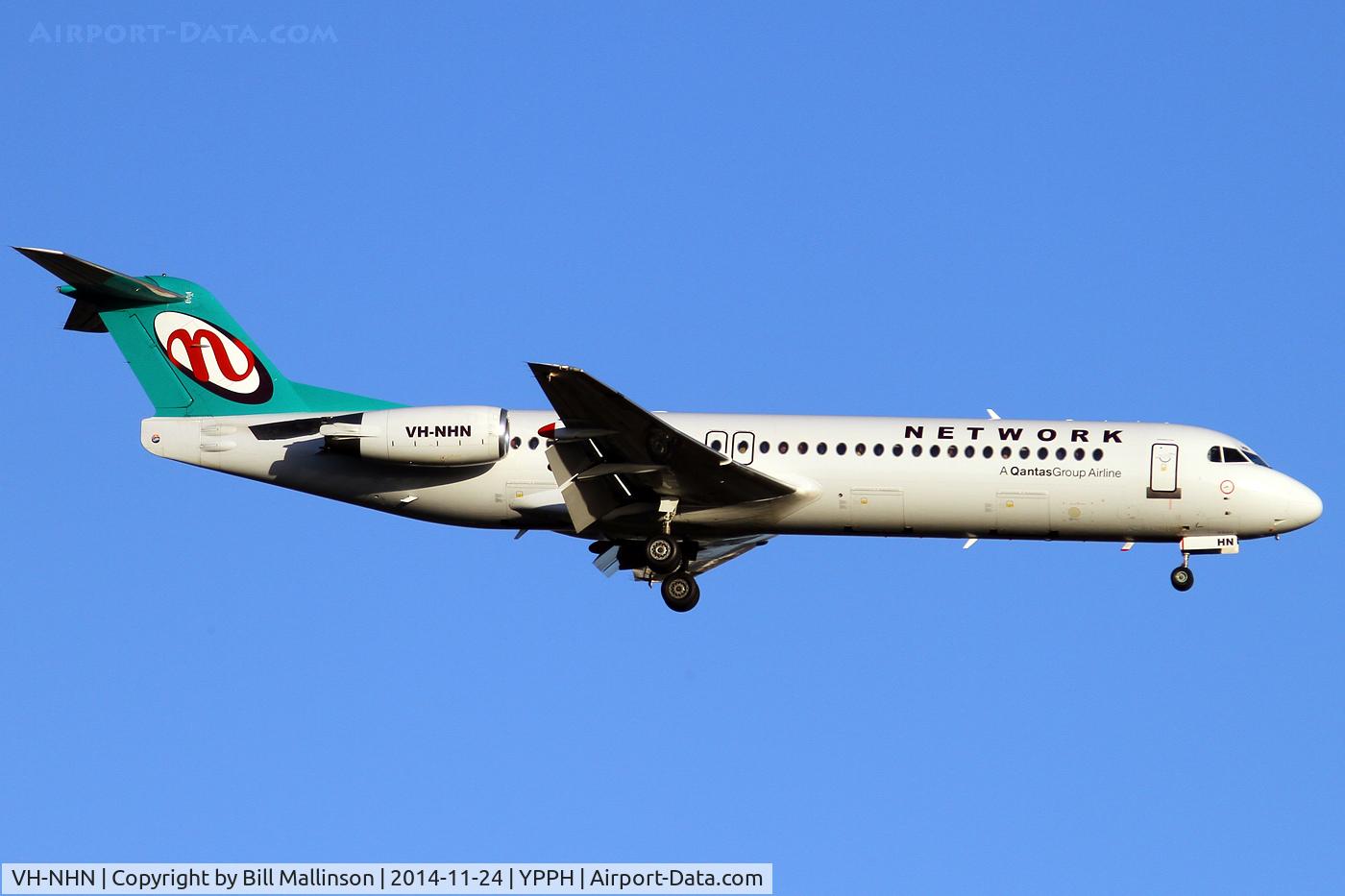 VH-NHN, 1993 Fokker 100 (F-28-0100) C/N 11469, finals to 21