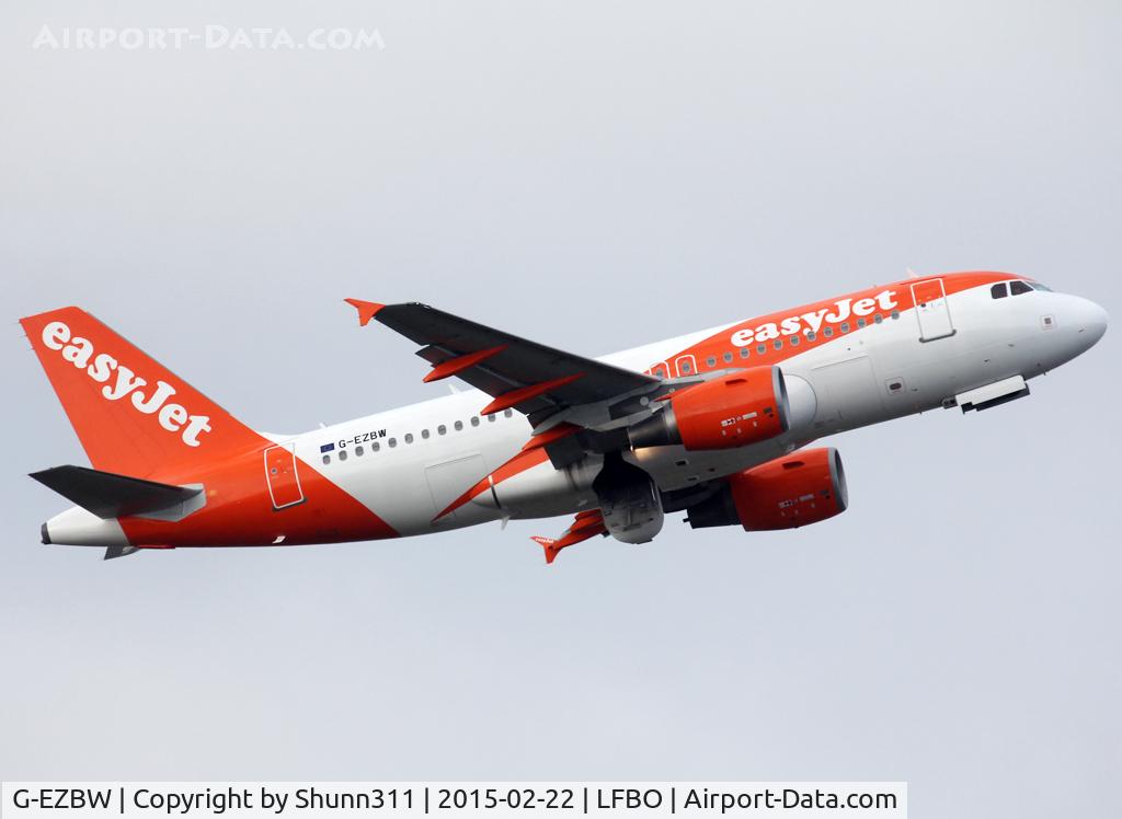 G-EZBW, 2007 Airbus A319-111 C/N 3134, Taking off from rwy 32R in new c/s