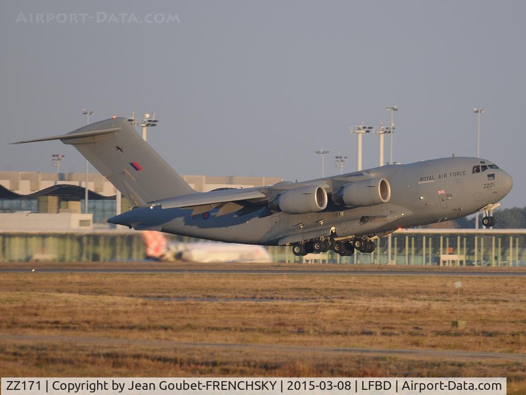 ZZ171, 2000 Boeing C-17A Globemaster III C/N F-007, RAF take off runway 23