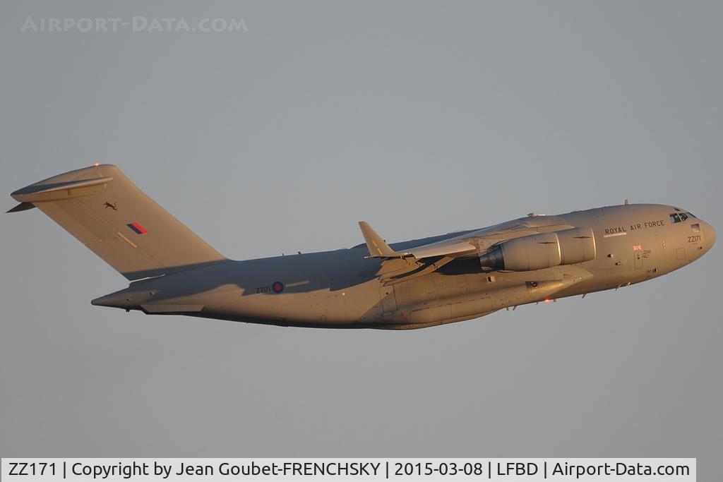 ZZ171, 2000 Boeing C-17A Globemaster III C/N F-007, RAF take off runway 23