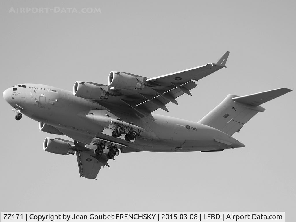 ZZ171, 2000 Boeing C-17A Globemaster III C/N F-007, RAF landing runway 23 from Chateauroux