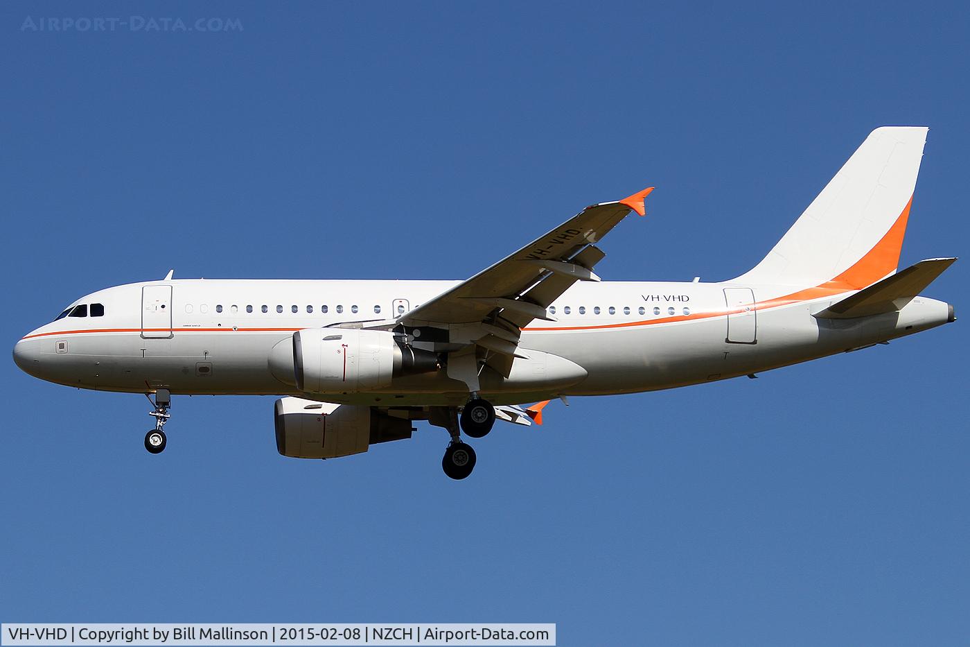 VH-VHD, 2003 Airbus A319-115LR C/N 1999, finals to 02