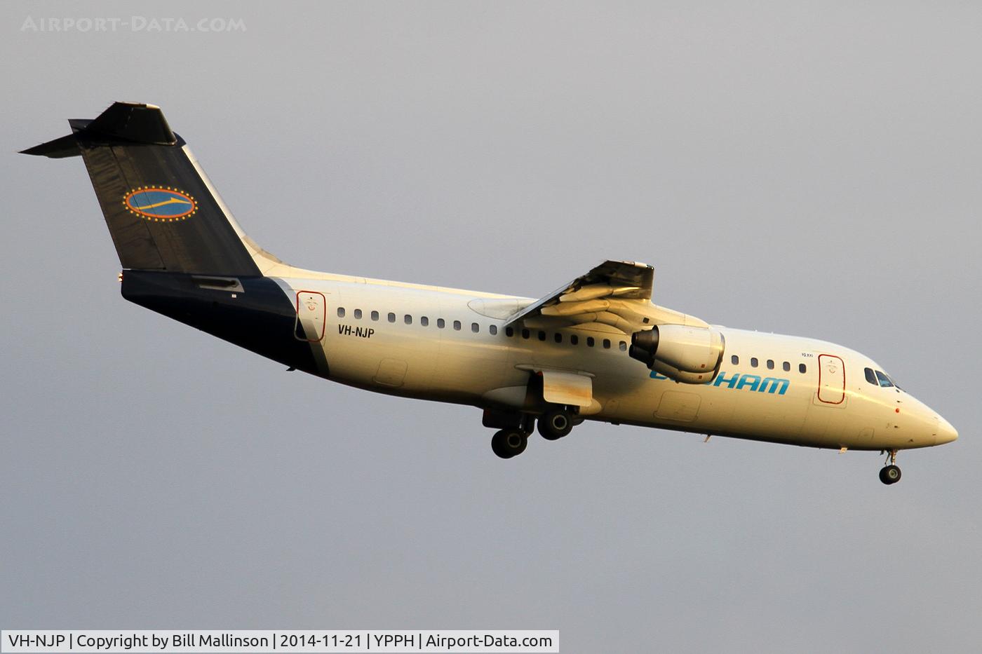 VH-NJP, 1999 British Aerospace Avro 146-RJ100 C/N E3354, finals to 21