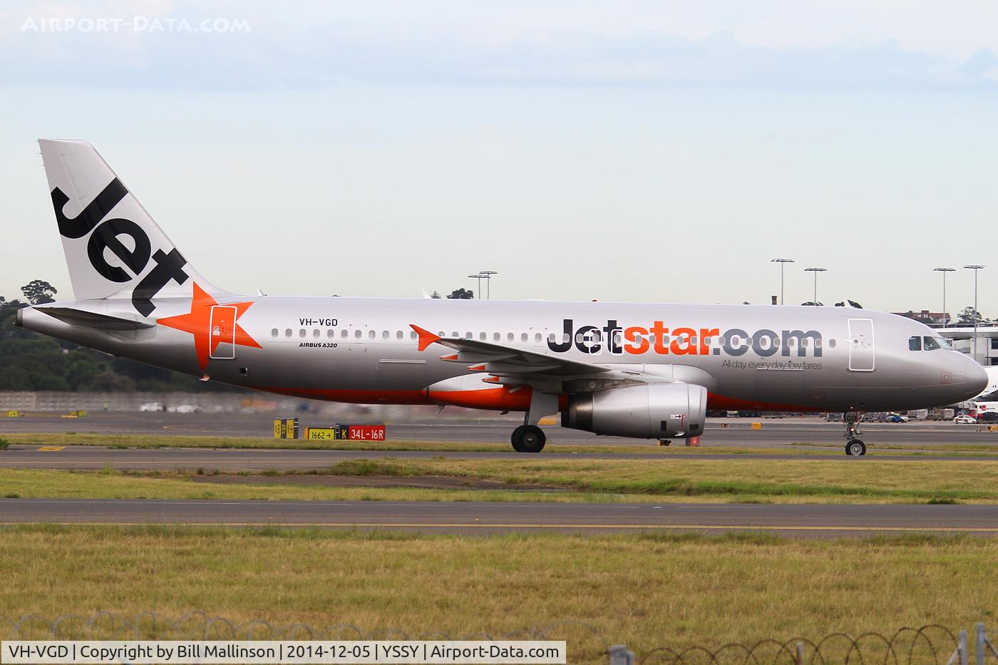 VH-VGD, Airbus A320-232 C/N 4527, taxiing from 34R