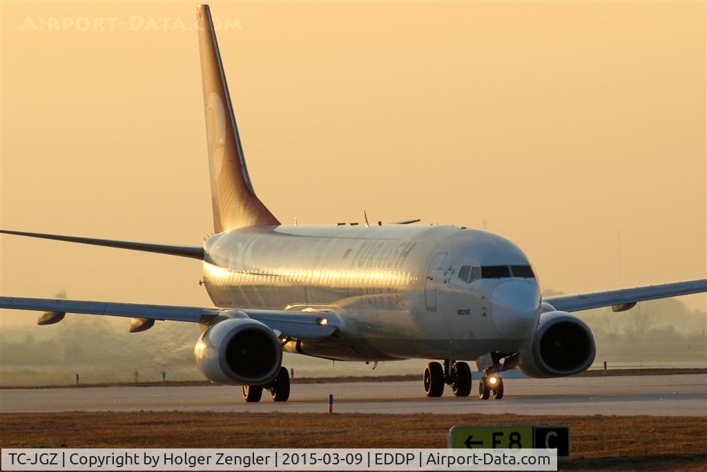 TC-JGZ, 2008 Boeing 737-8F2 C/N 35789, Leaving LEJ in golden light - todays IST shuttle on taxi to holding point 26R.....