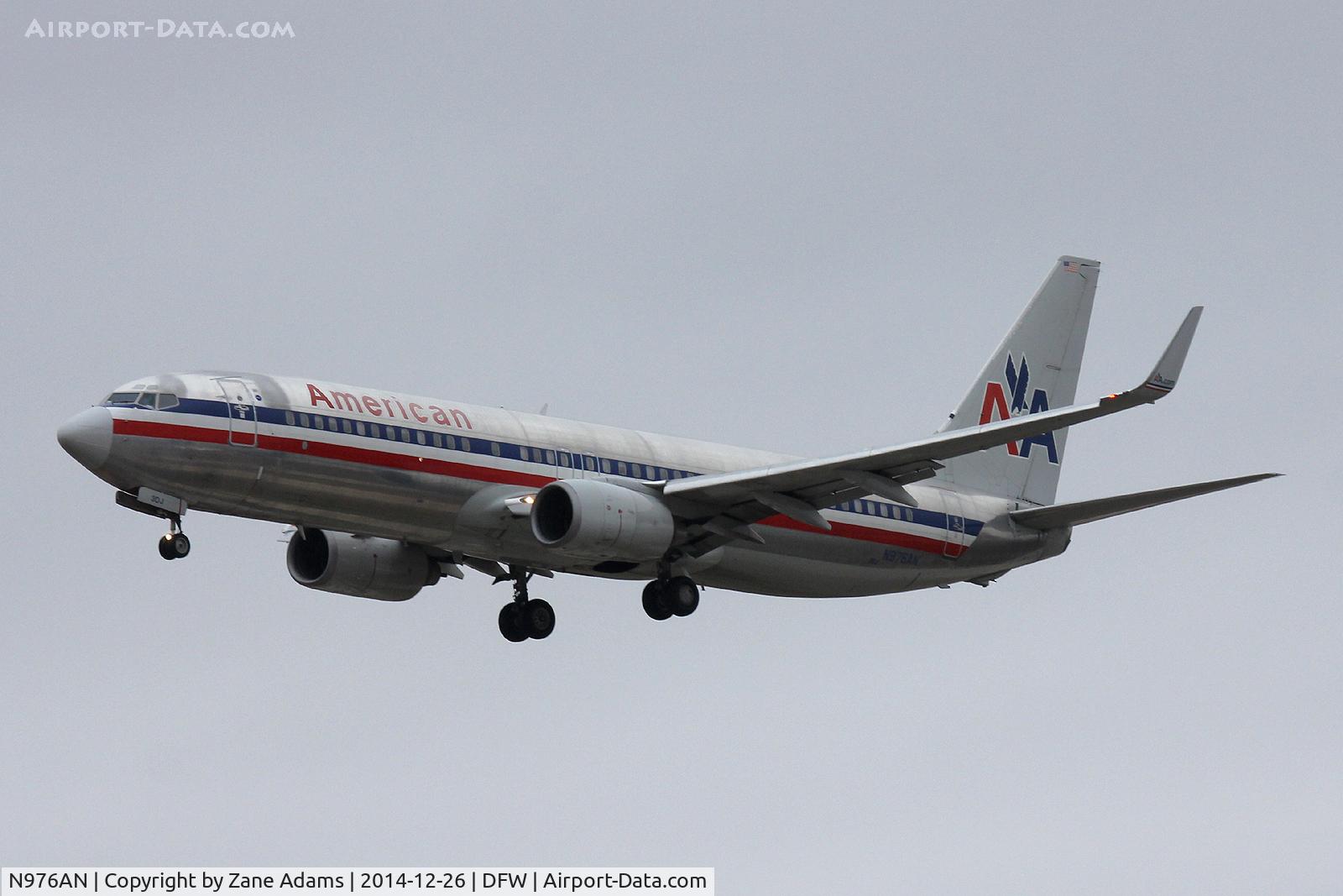 N976AN, 2001 Boeing 737-823 C/N 30099, Landing at DFW Airport