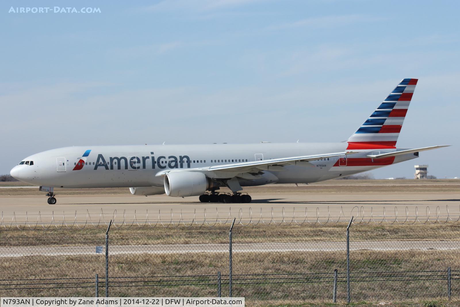 N793AN, 2000 Boeing 777-223 C/N 30255, Landing at DFW Airport