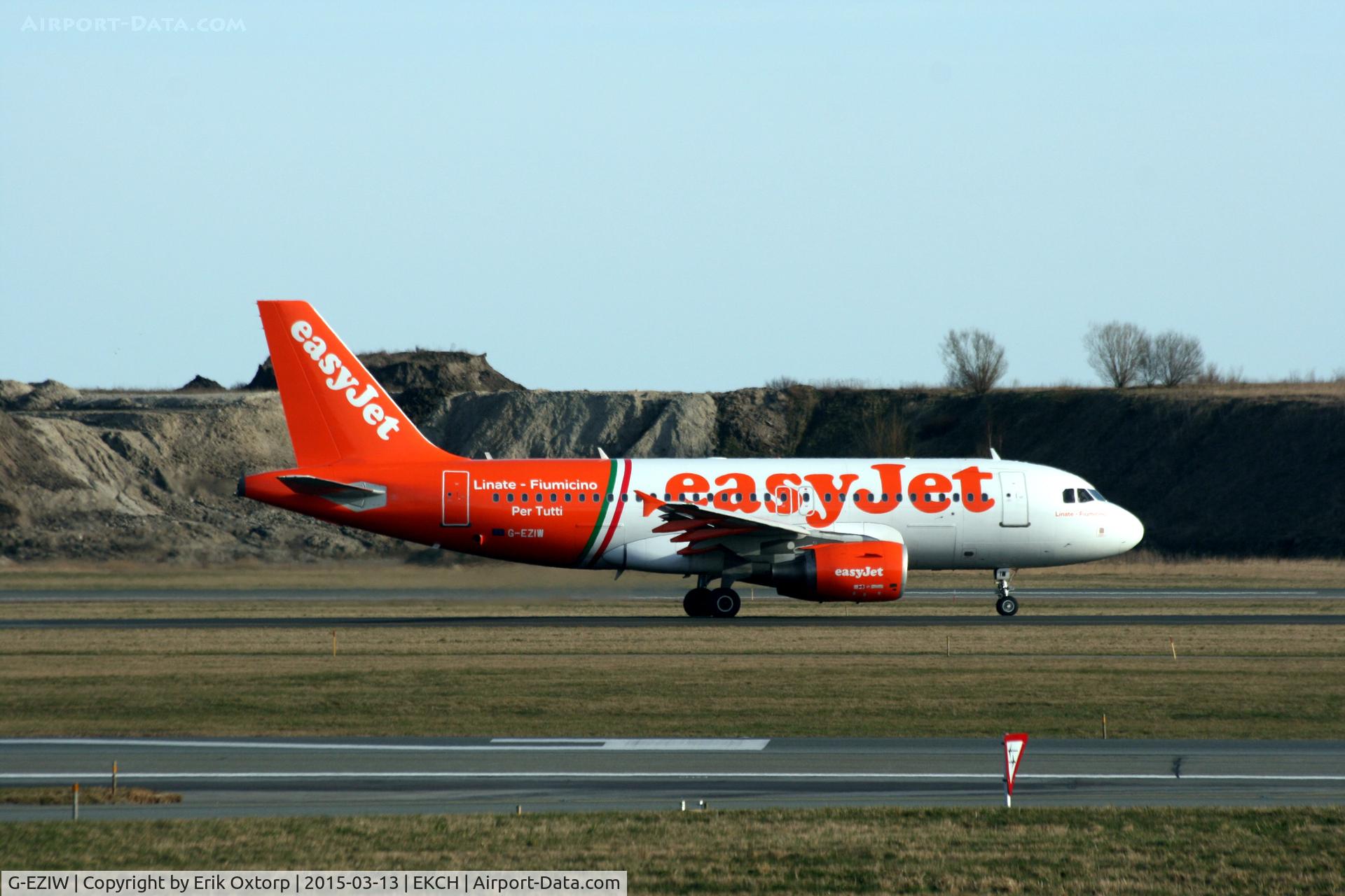 G-EZIW, 2005 Airbus A319-111 C/N 2578, G-EZIW taxing for take off rw 04R