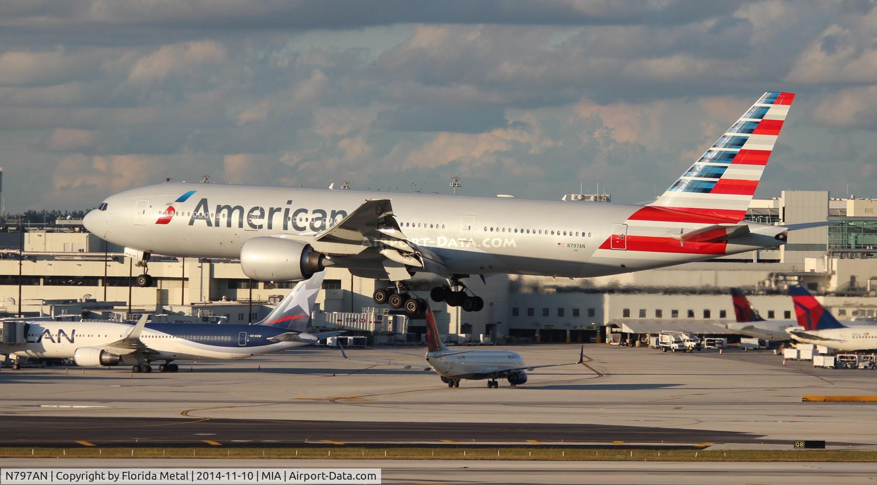 N797AN, 2001 Boeing 777-223 C/N 30012, American
