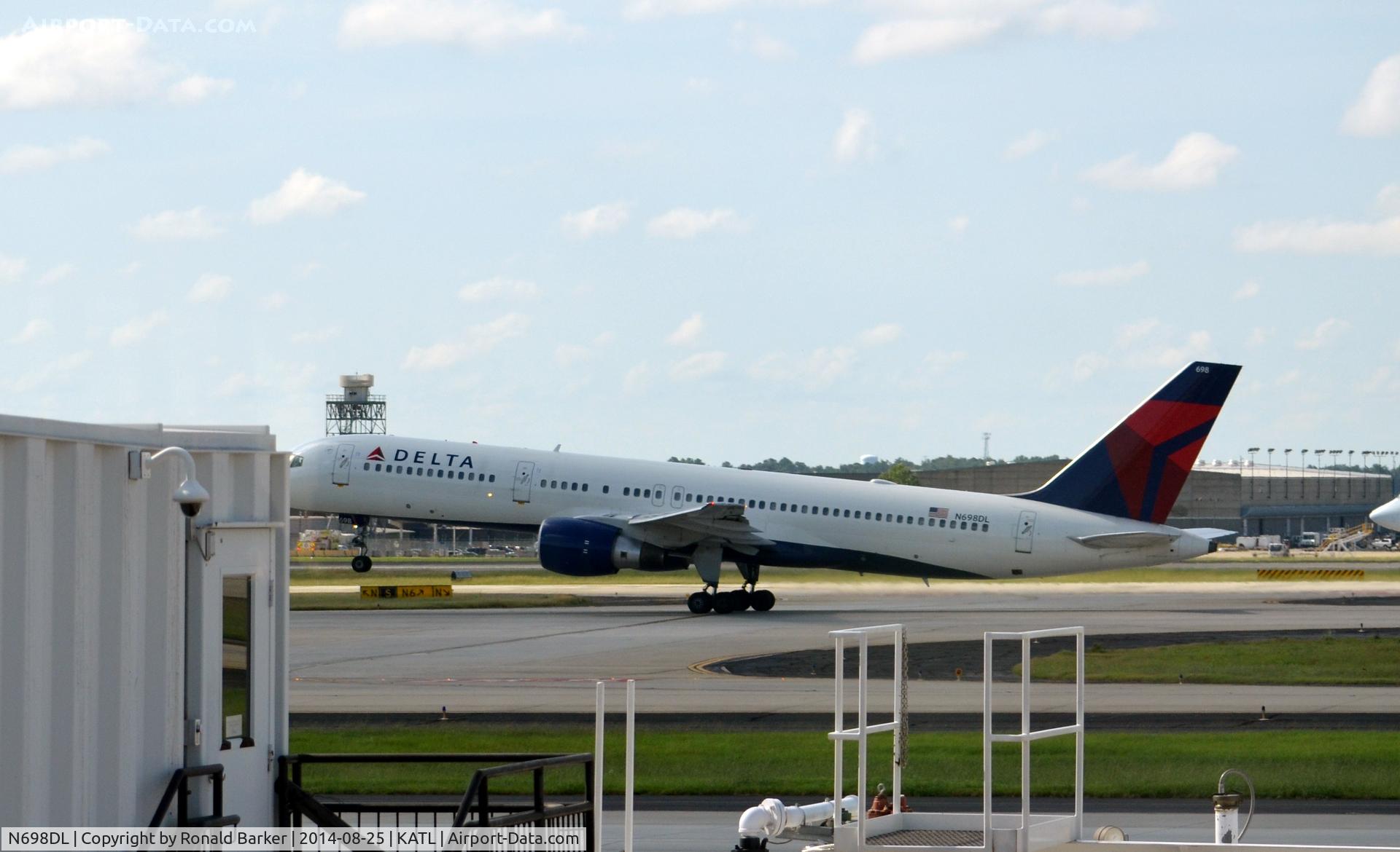 N698DL, 1999 Boeing 757-232 C/N 29911, Takeoff Atlanta