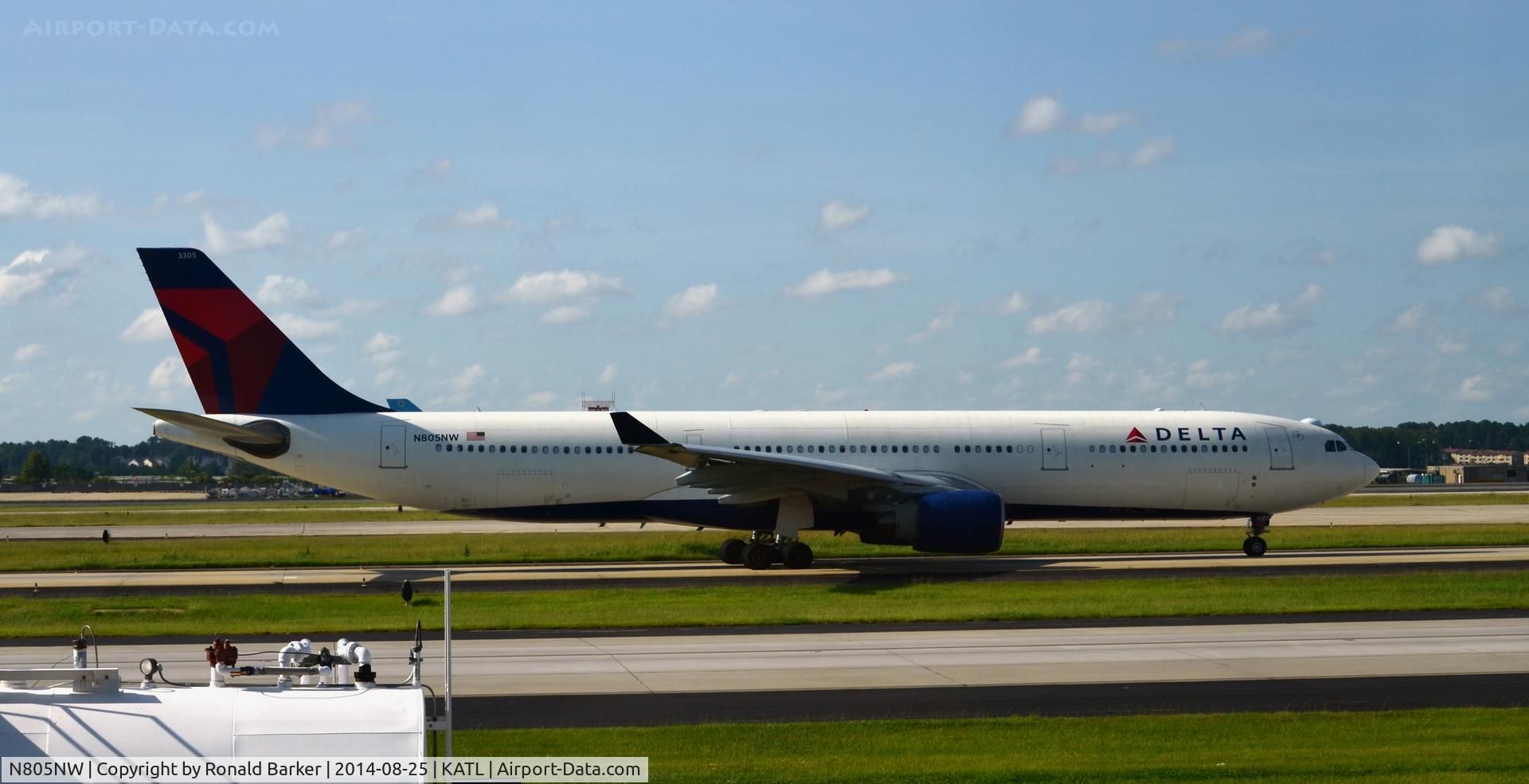 N805NW, 2003 Airbus A330-323 C/N 0552, Taxi Atlanta