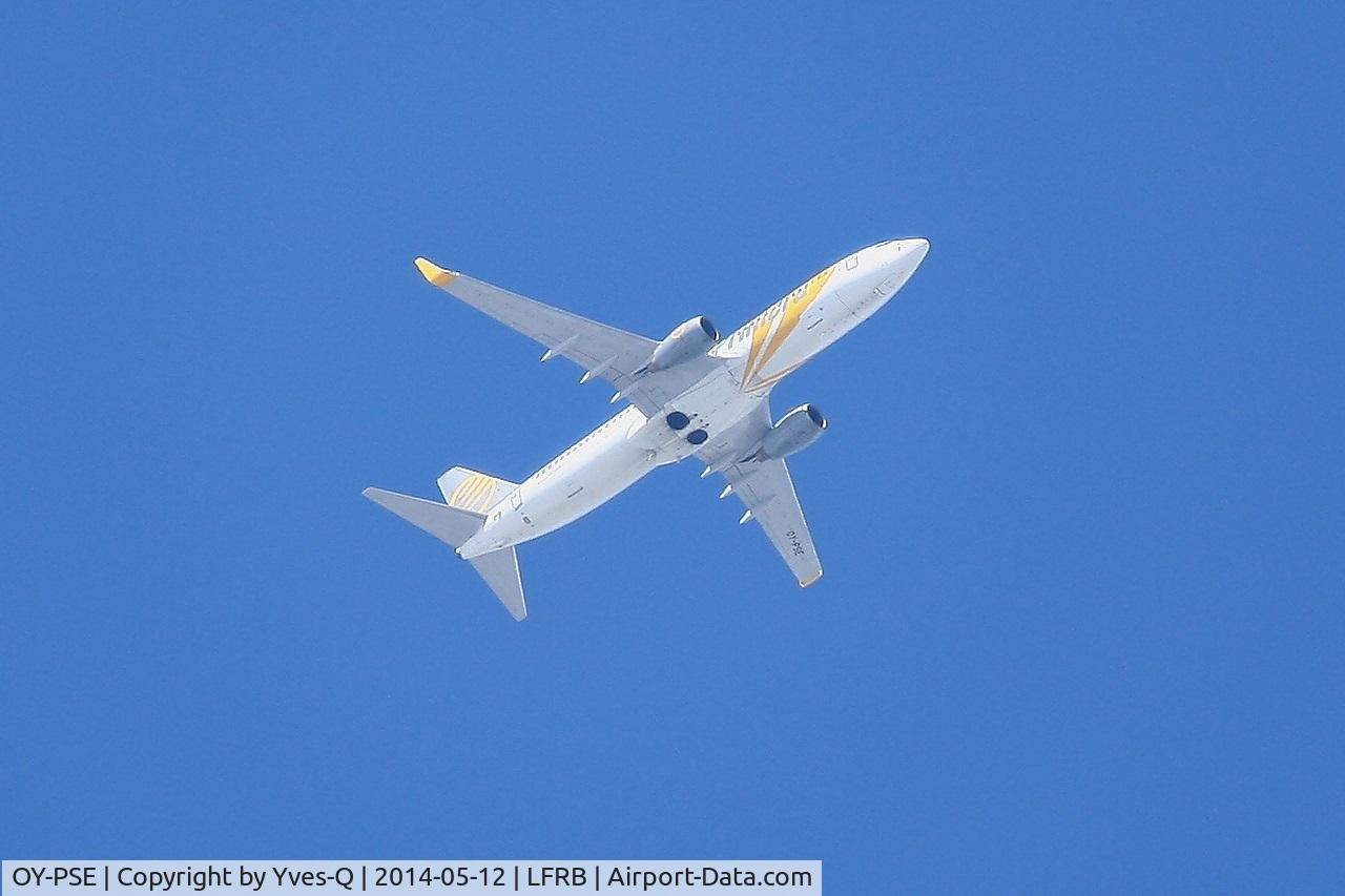 OY-PSE, 2000 Boeing 737-809 C/N 30664, Boeing 737-809, flight over Brest-Bretagne airport (LFRB-BES)