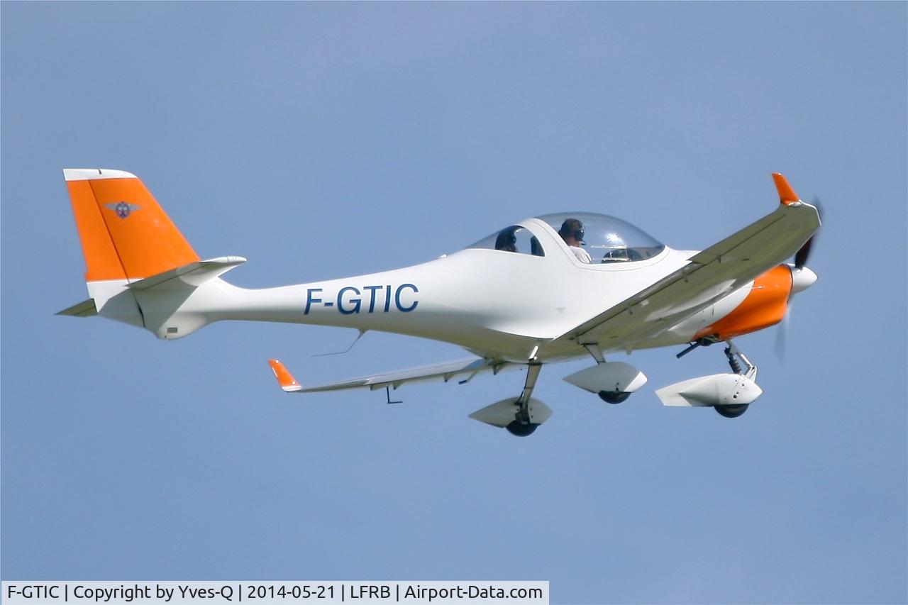 F-GTIC, 2003 Aquila A210 (AT01) C/N AT01-133, Aquila A210 (AT01), Take off rwy 07R, Brest-Bretagne airport (LFRB-BES)