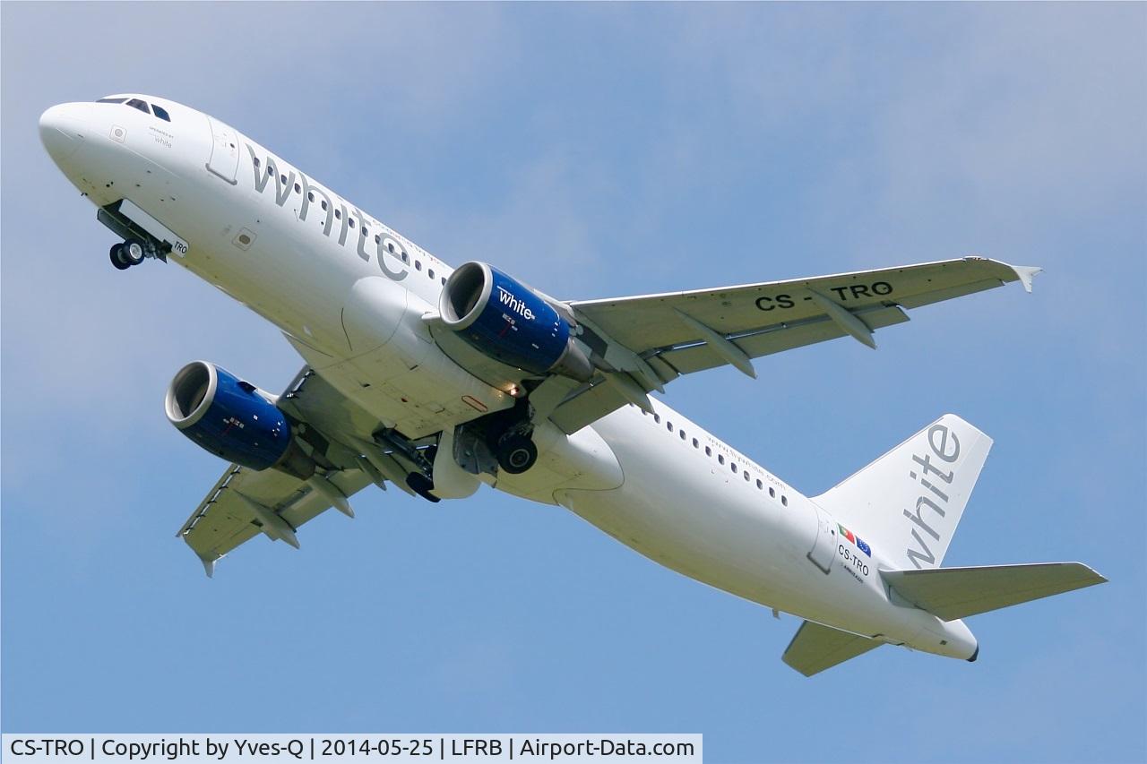 CS-TRO, 1995 Airbus A320-214 C/N 548, Airbus A320-214, Take off rwy 25L, Brest-Bretagne airport (LFRB-BES)