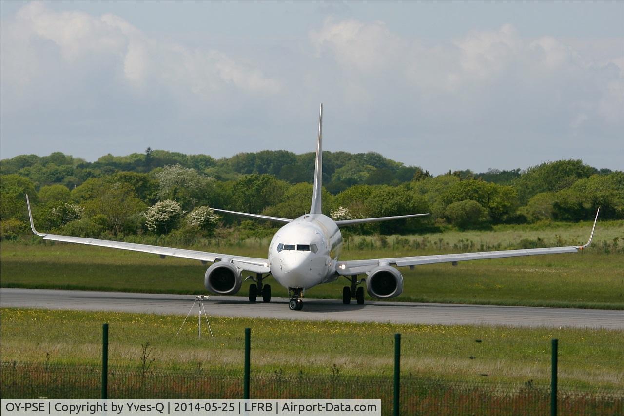 OY-PSE, 2000 Boeing 737-809 C/N 30664, Boeing 737-809, U-turn rwy 07R, Brest-Bretagne airport 5LFRB-BES)