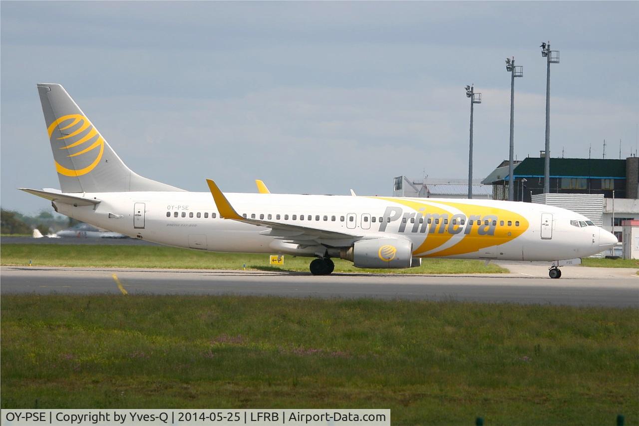 OY-PSE, 2000 Boeing 737-809 C/N 30664, Boeing 737-809, Taxiing to boarding gate, Brest-Bretagne airport 5LFRB-BES)