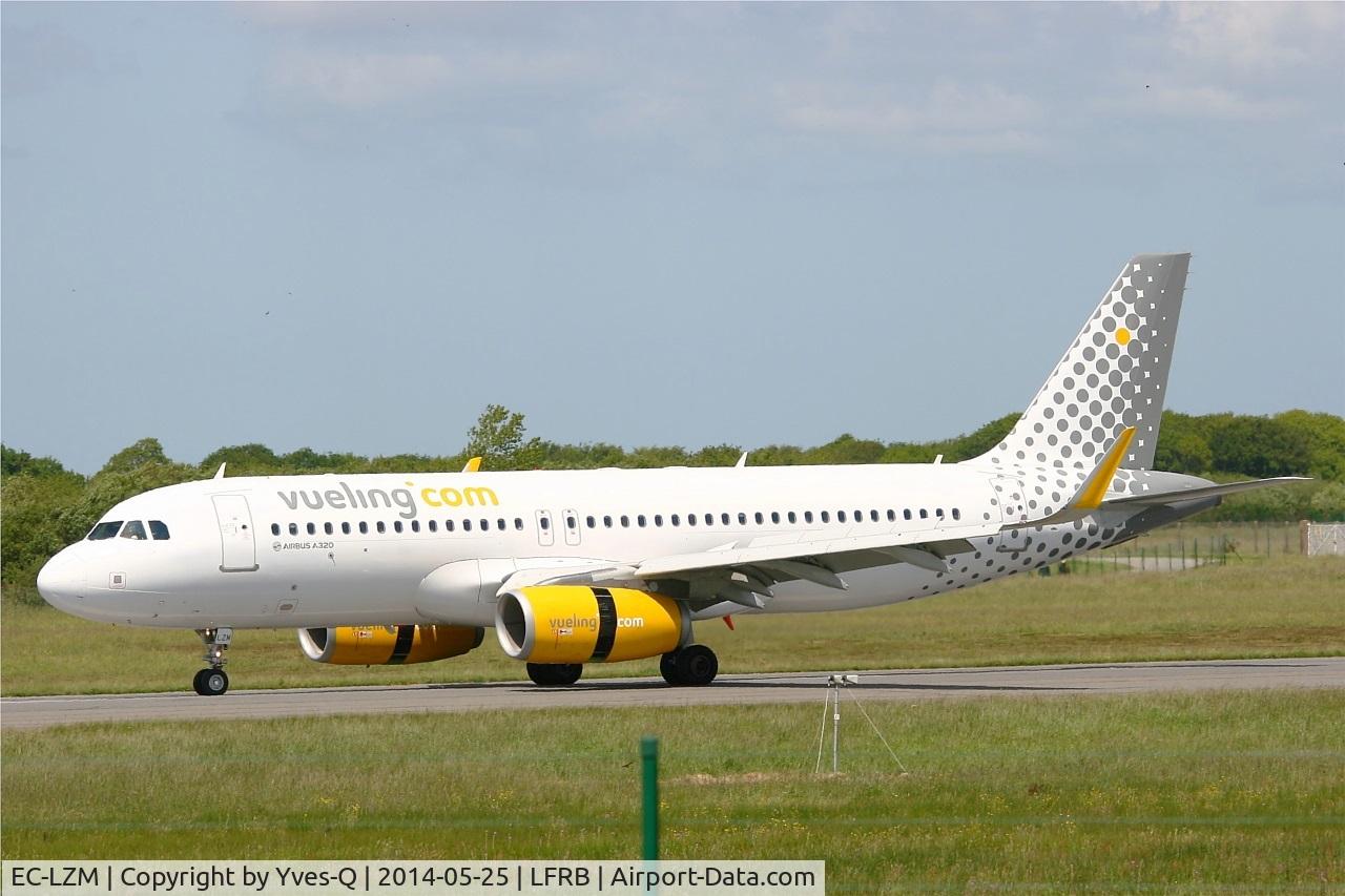 EC-LZM, 2013 Airbus A320-232 C/N 5877, Airbus A320-232, Reverse thrust landing rwy 25L, Brest-Bretagne airport 5LFRB-BES)