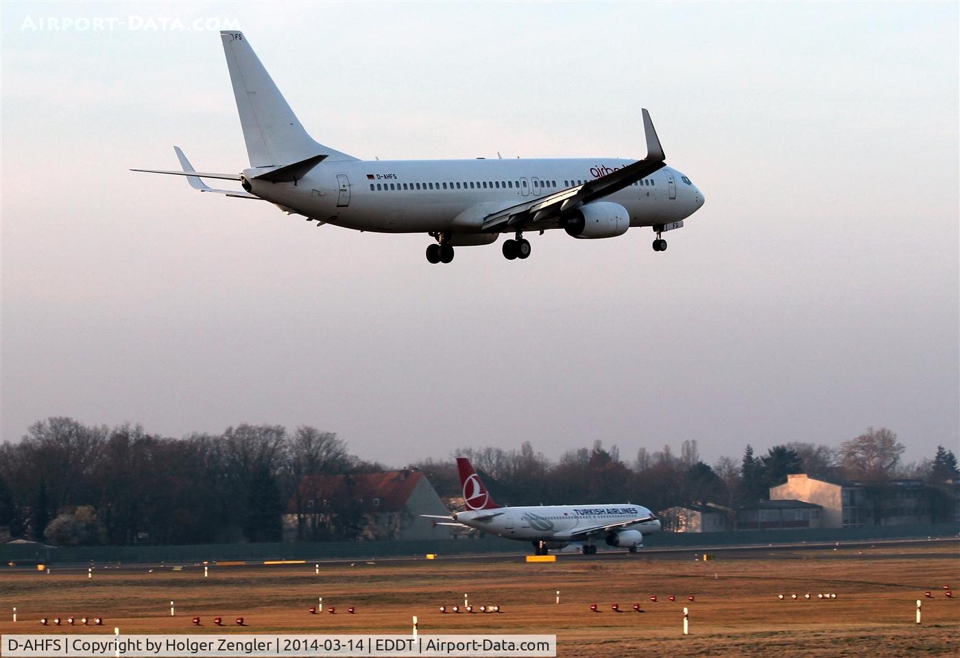 D-AHFS, 2000 Boeing 737-8K5 C/N 28623, Inbound traffic on rwy 26R celebrated by an albinotic Air Berliner....