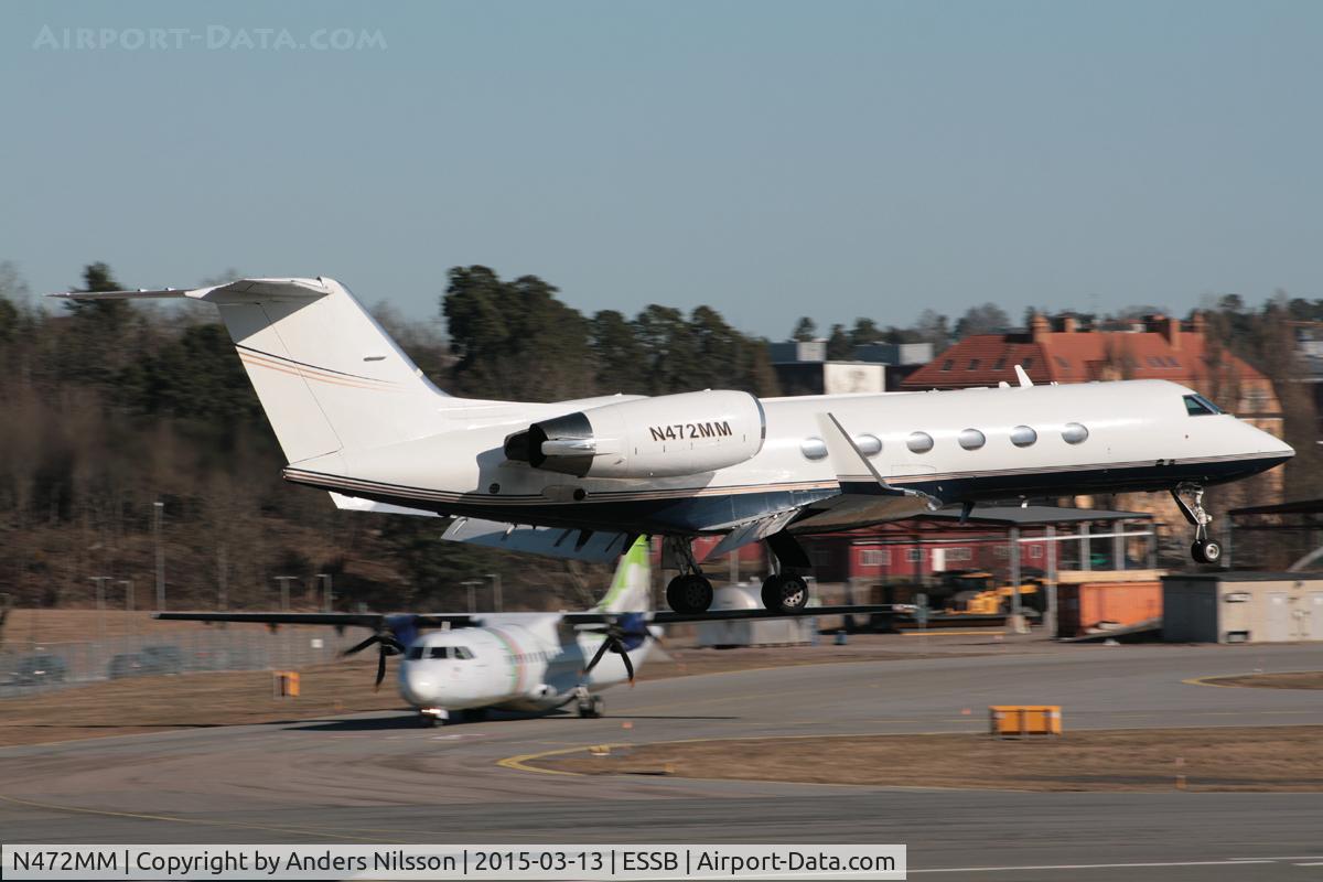 N472MM, Gulfstream Aerospace G-IV C/N 1072, On very short final for runway 12 after a flight from Bangor, Maine, USA.