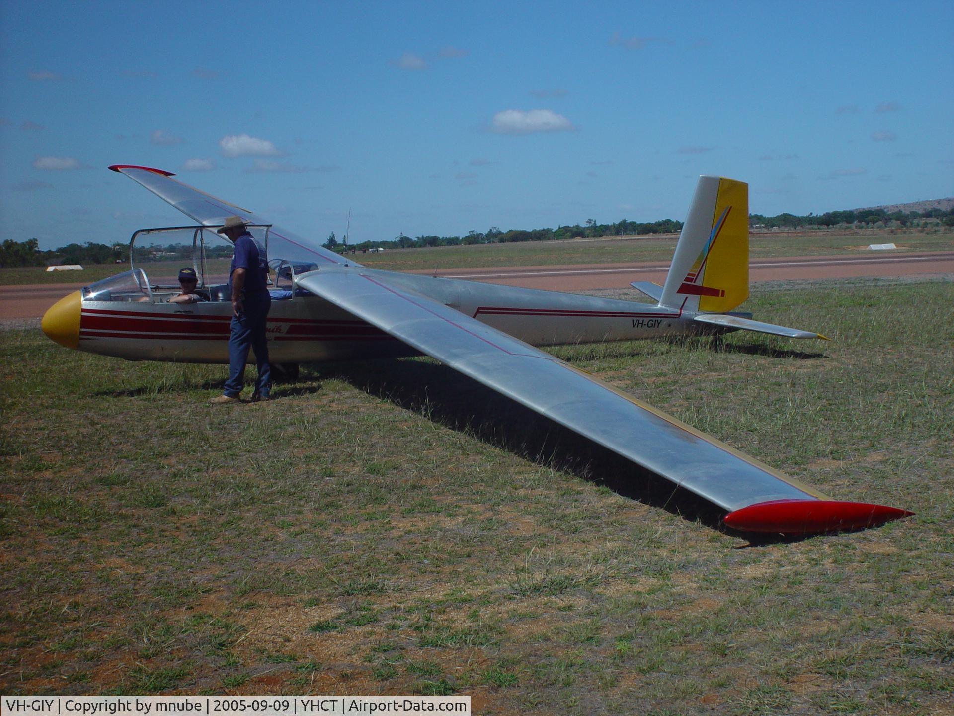 VH-GIY, 1974 Let L-13 Blanik C/N 026040, Charters Towers 2005