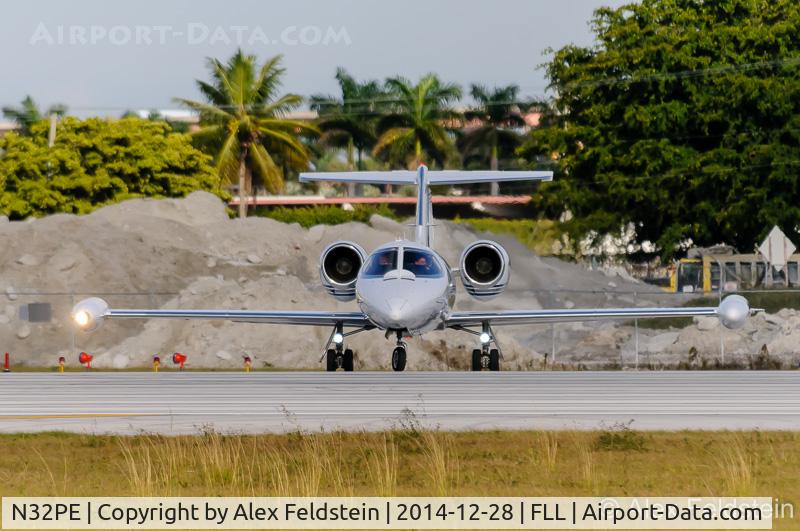 N32PE, 1980 Gates Learjet 35A C/N 327, Ft. Lauderdale