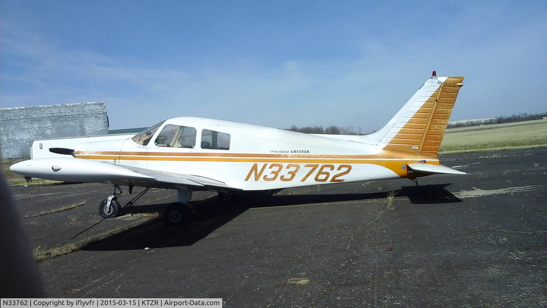 N33762, 1975 Piper PA-28-140 C/N 28-7525235, On the ramp.
