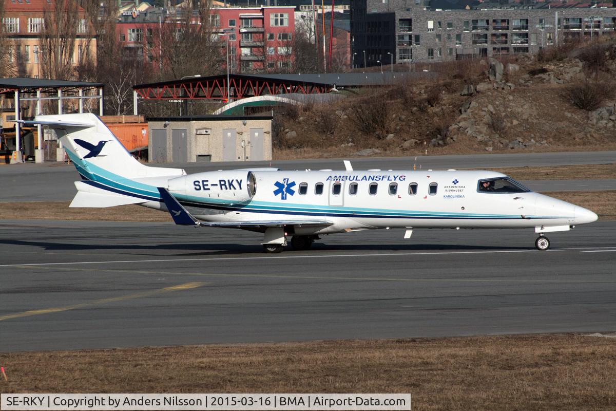 SE-RKY, 2001 Learjet 45 C/N 45-161, Departing runway 12.