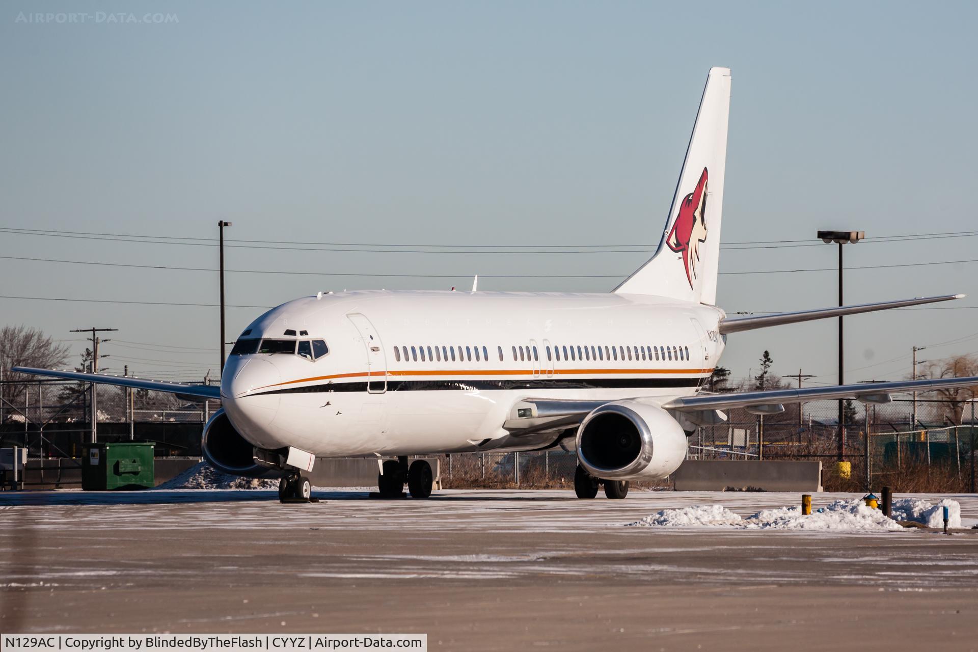 N129AC, 1992 Boeing 737-4Q8 C/N 26280, The Phoenix (Arizona) Coyotes team plane parked at Toronto Pearson