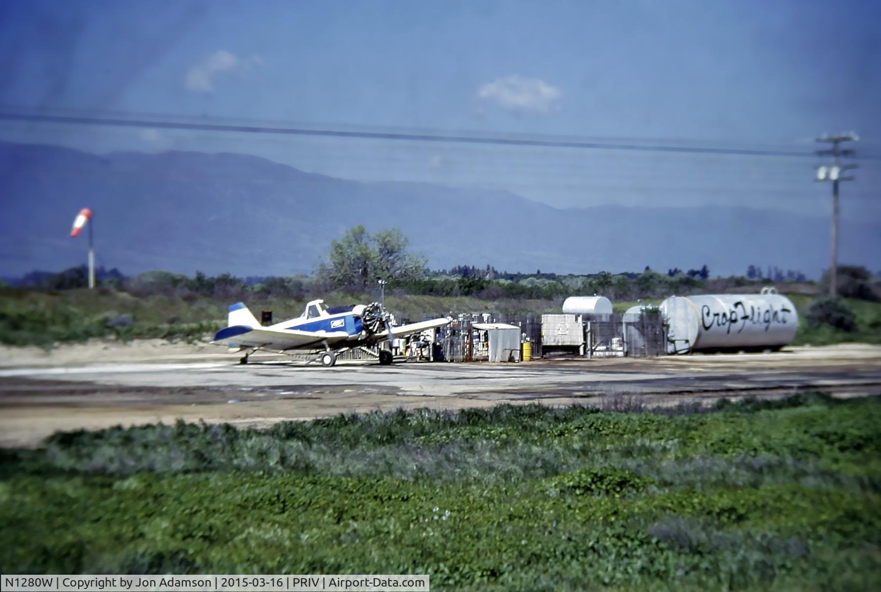 N1280W, Weatherly 201B C/N 629, Refilling chemical tanks for another crop